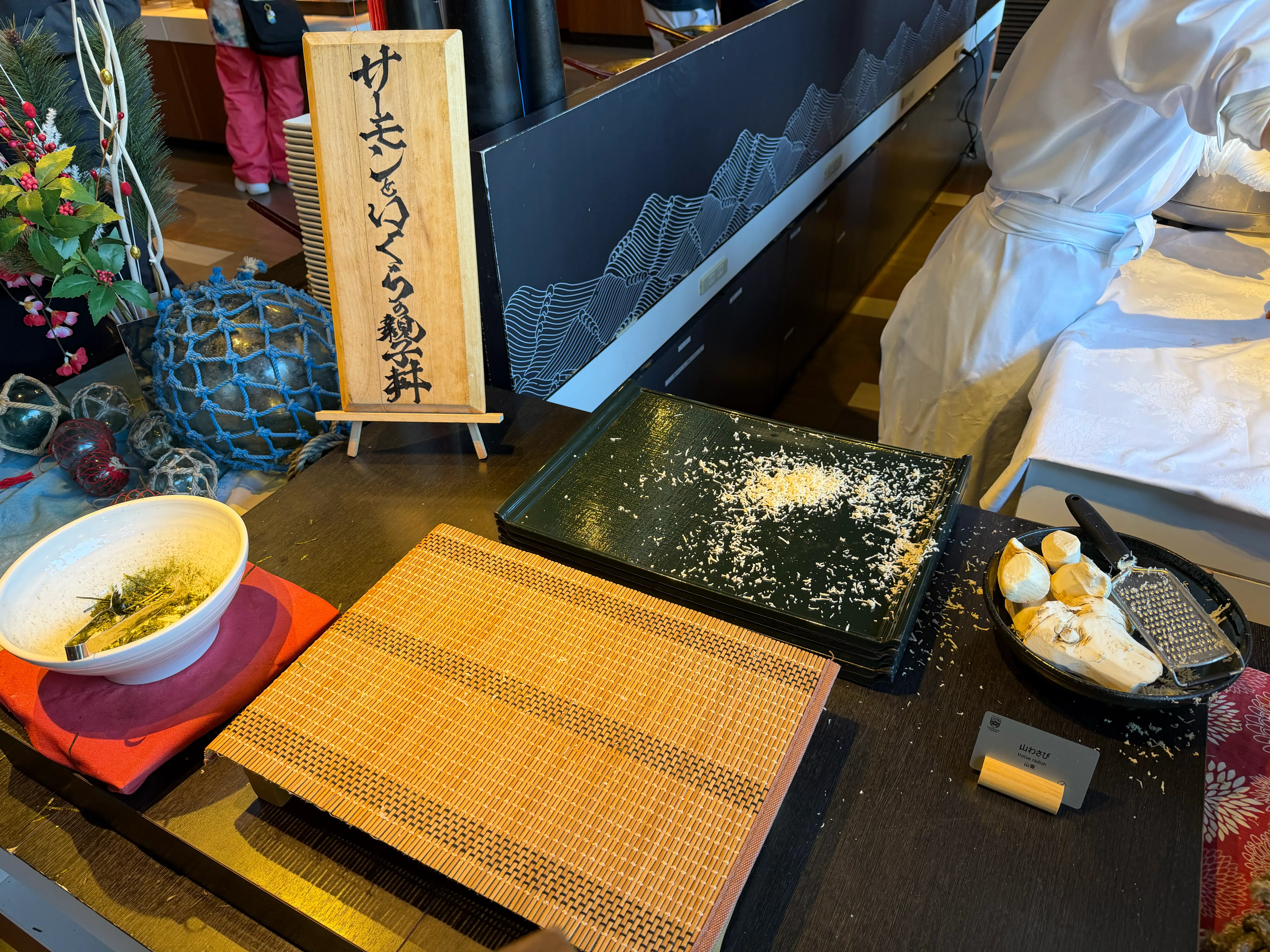 サーモンいくら丼の特設コーナー。シェフが目の前で仕上げてくれる
