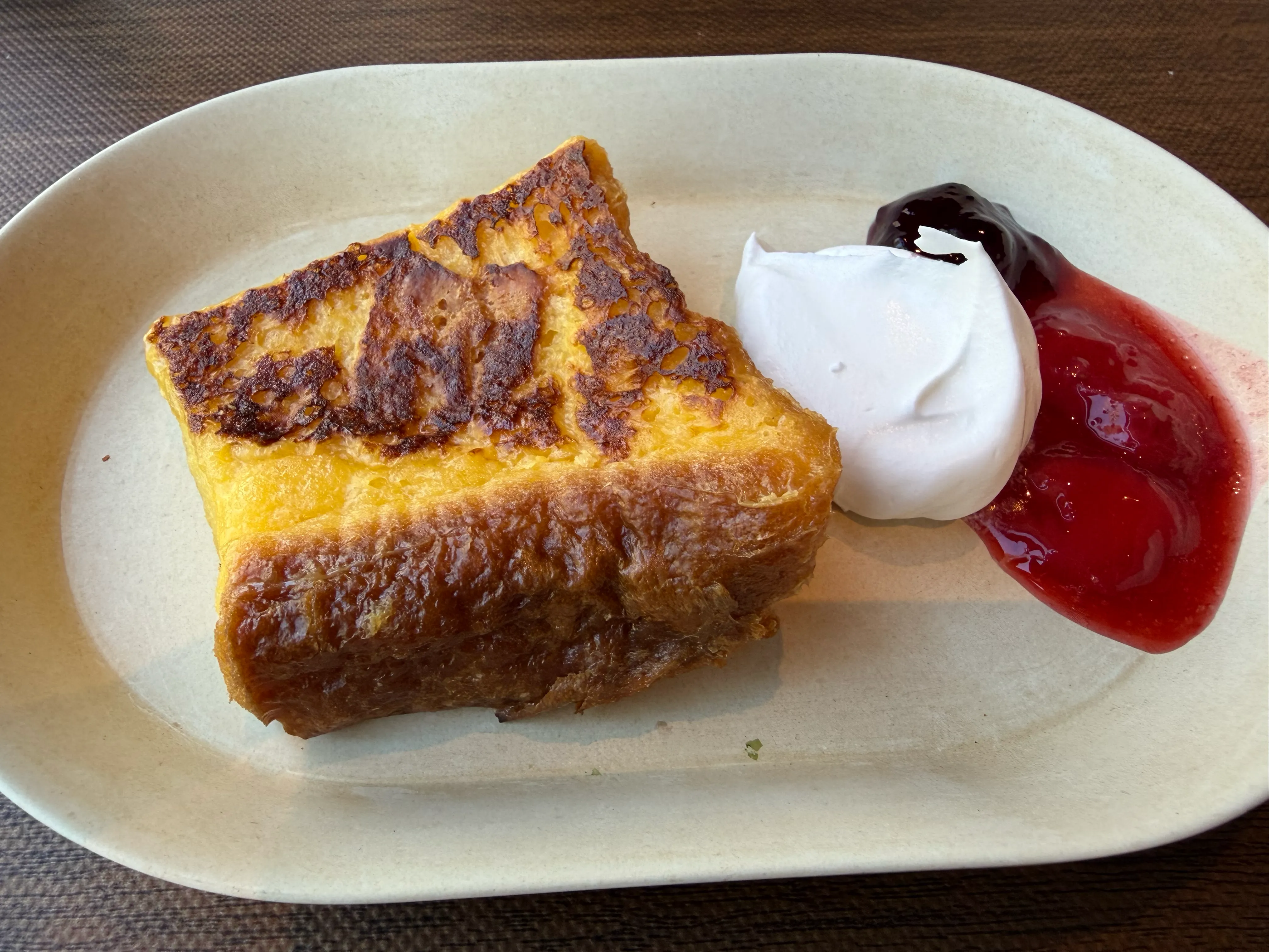 焼きたてのフレンチトースト。生クリームといちごジャムを添えて