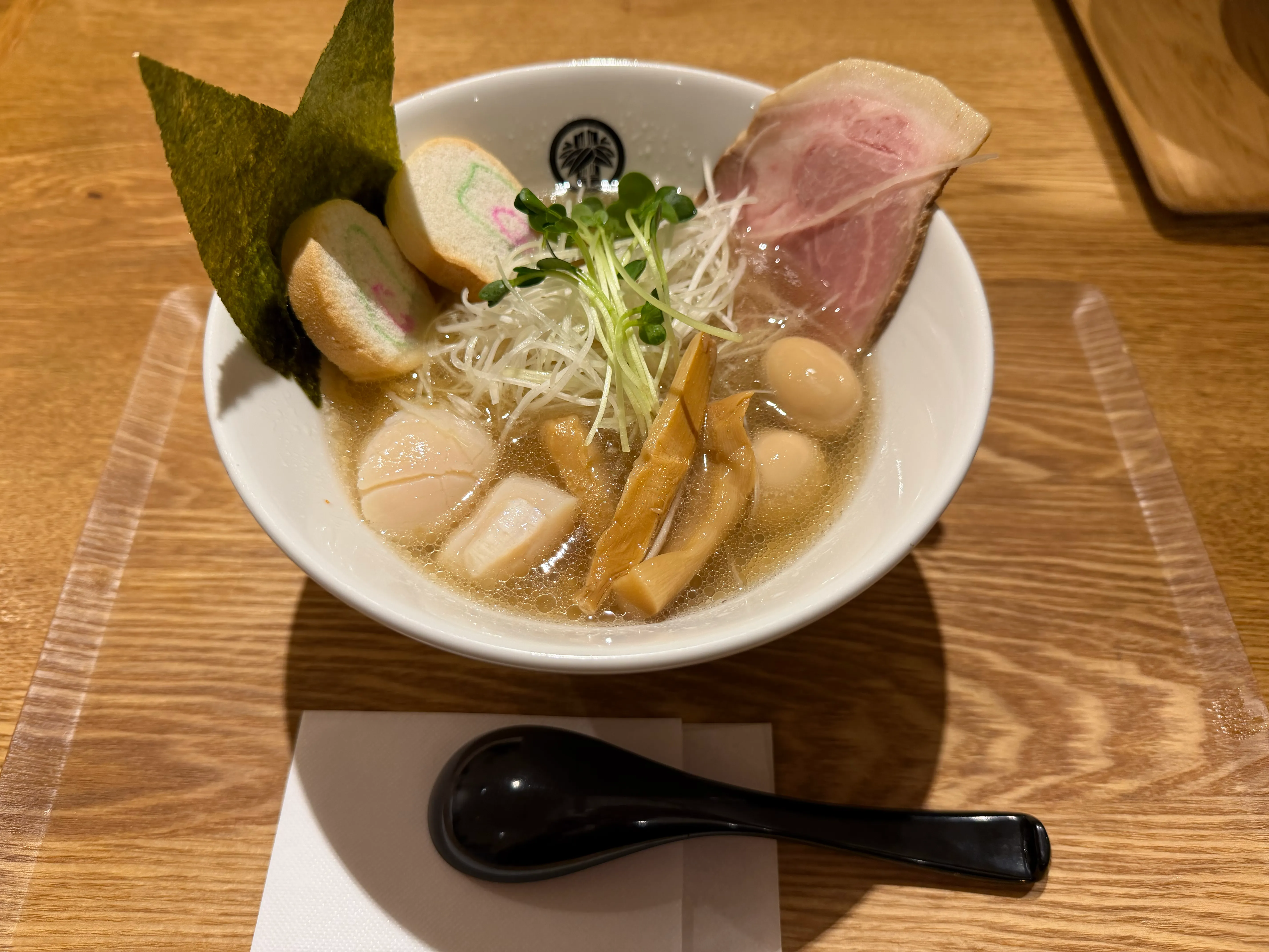 竹蔵の帆立塩ラーメン。澄んだスープに帆立・なると・チャーシューが映える一杯