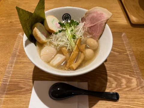 竹蔵の帆立塩ラーメン。澄んだスープに帆立・なると・チャーシューが映える一杯