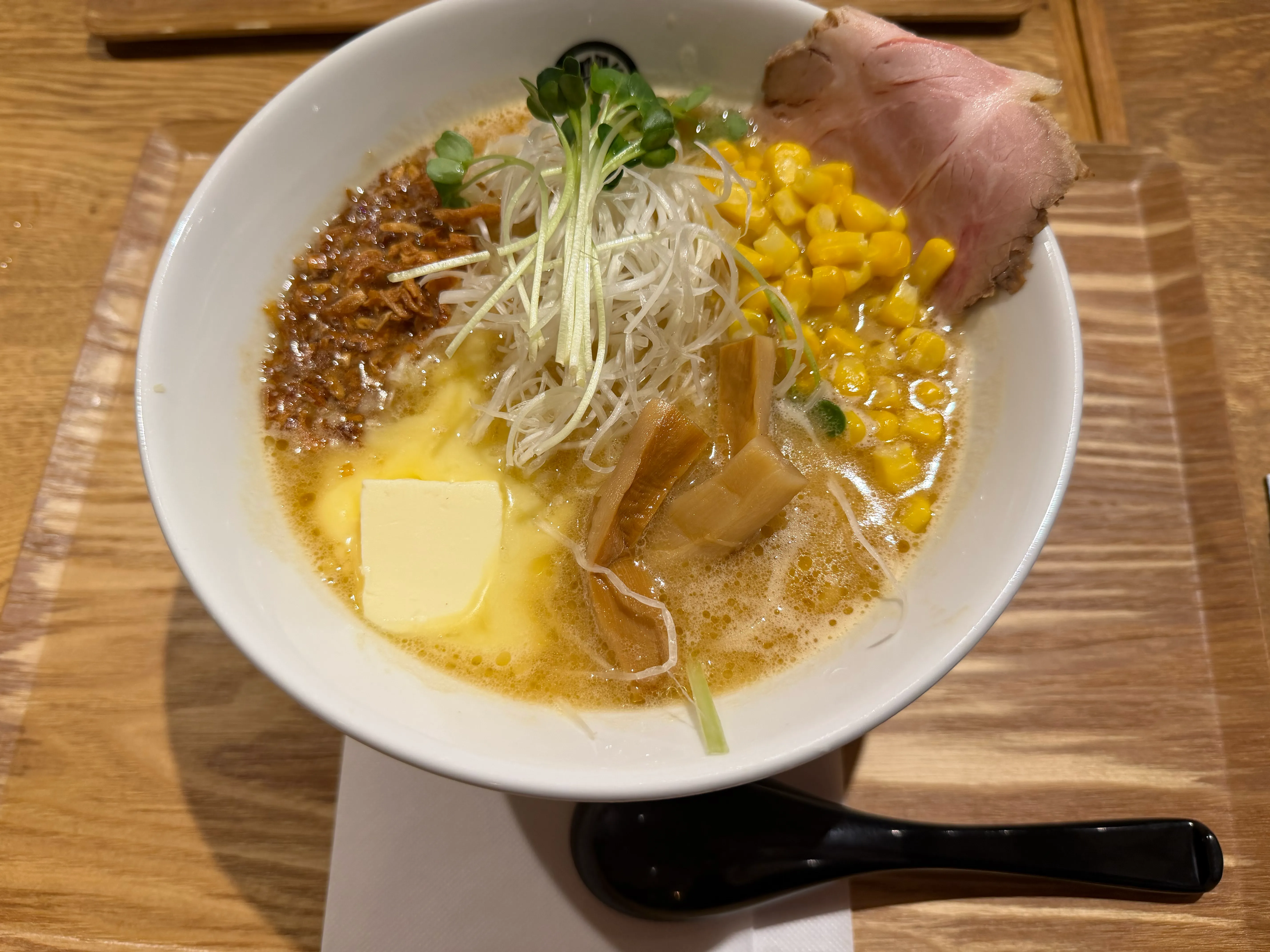 バター・コーン・チャーシューが乗った味噌ラーメン。北海道らしい一杯