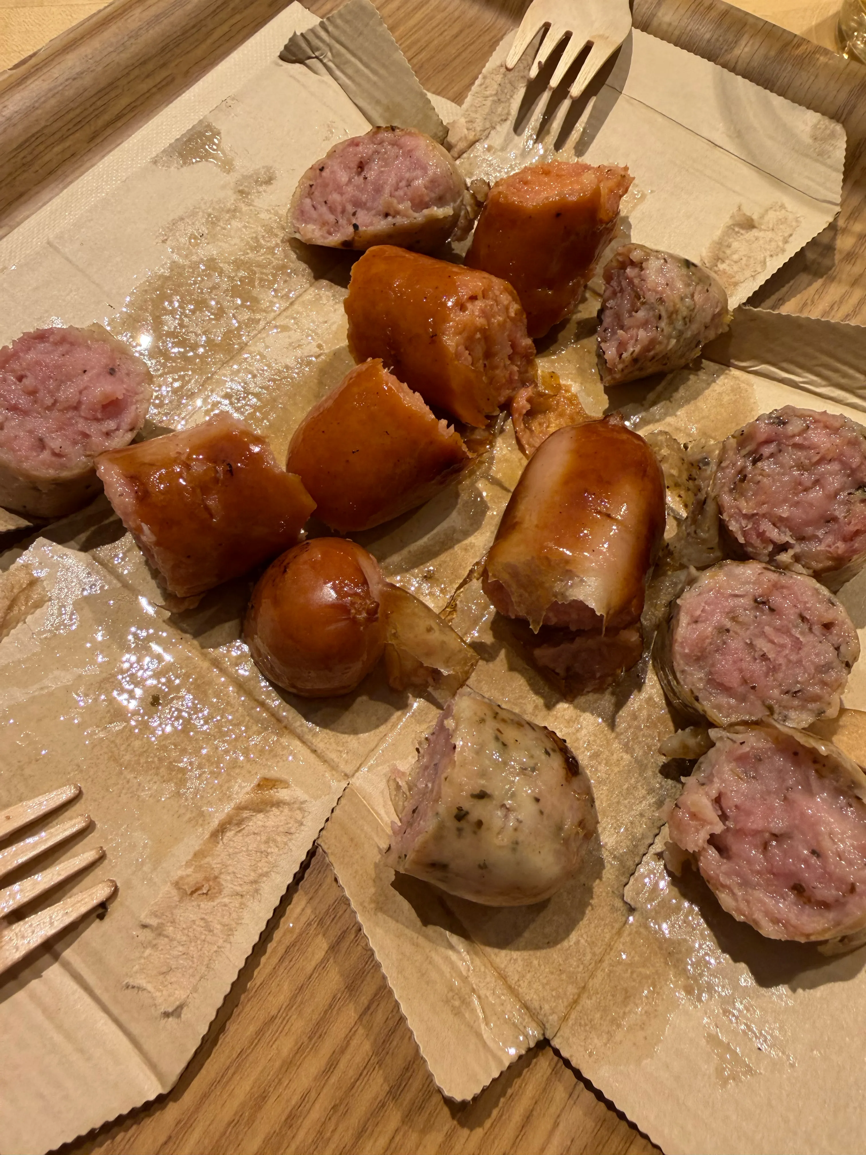 カットされたソーセージ。断面から肉感が伝わる食べ応えのある一皿