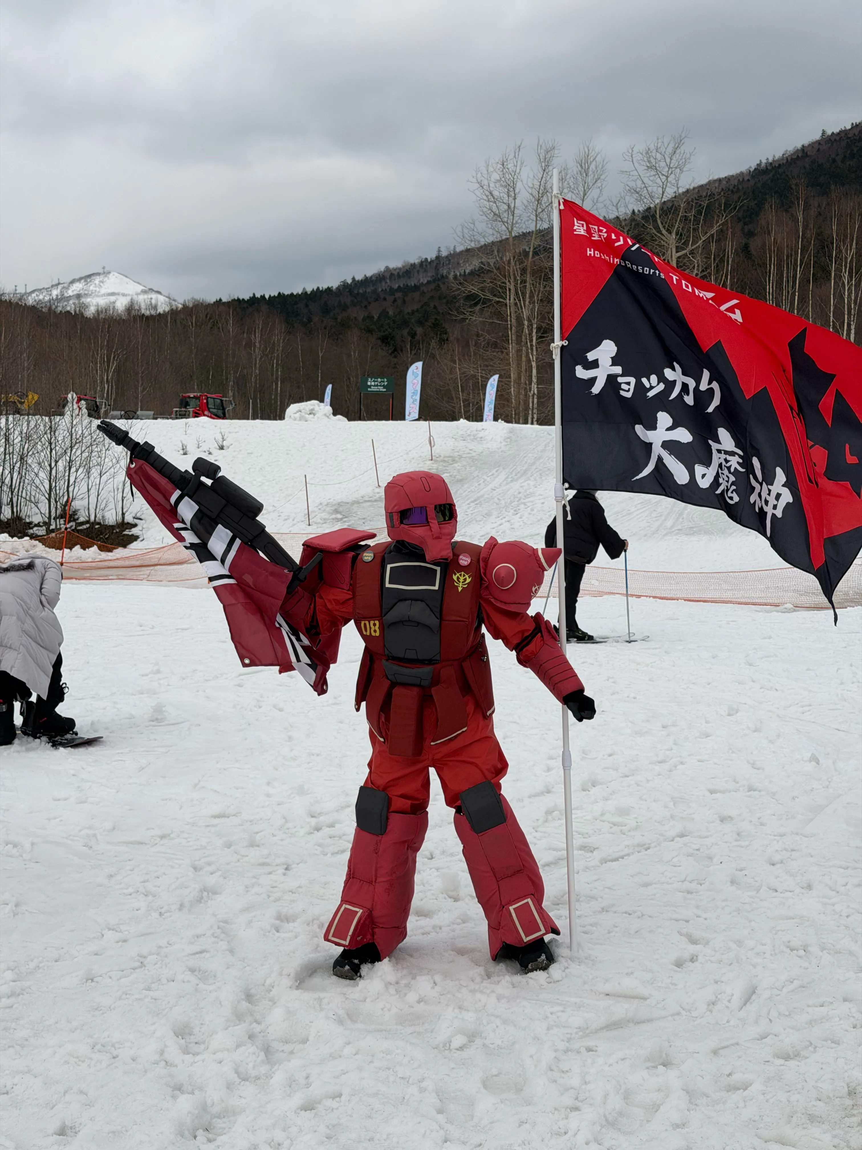 ゲレンデに現れた赤いザクのフルコスプレ。旗を手に立ち尽くす迫力の存在感