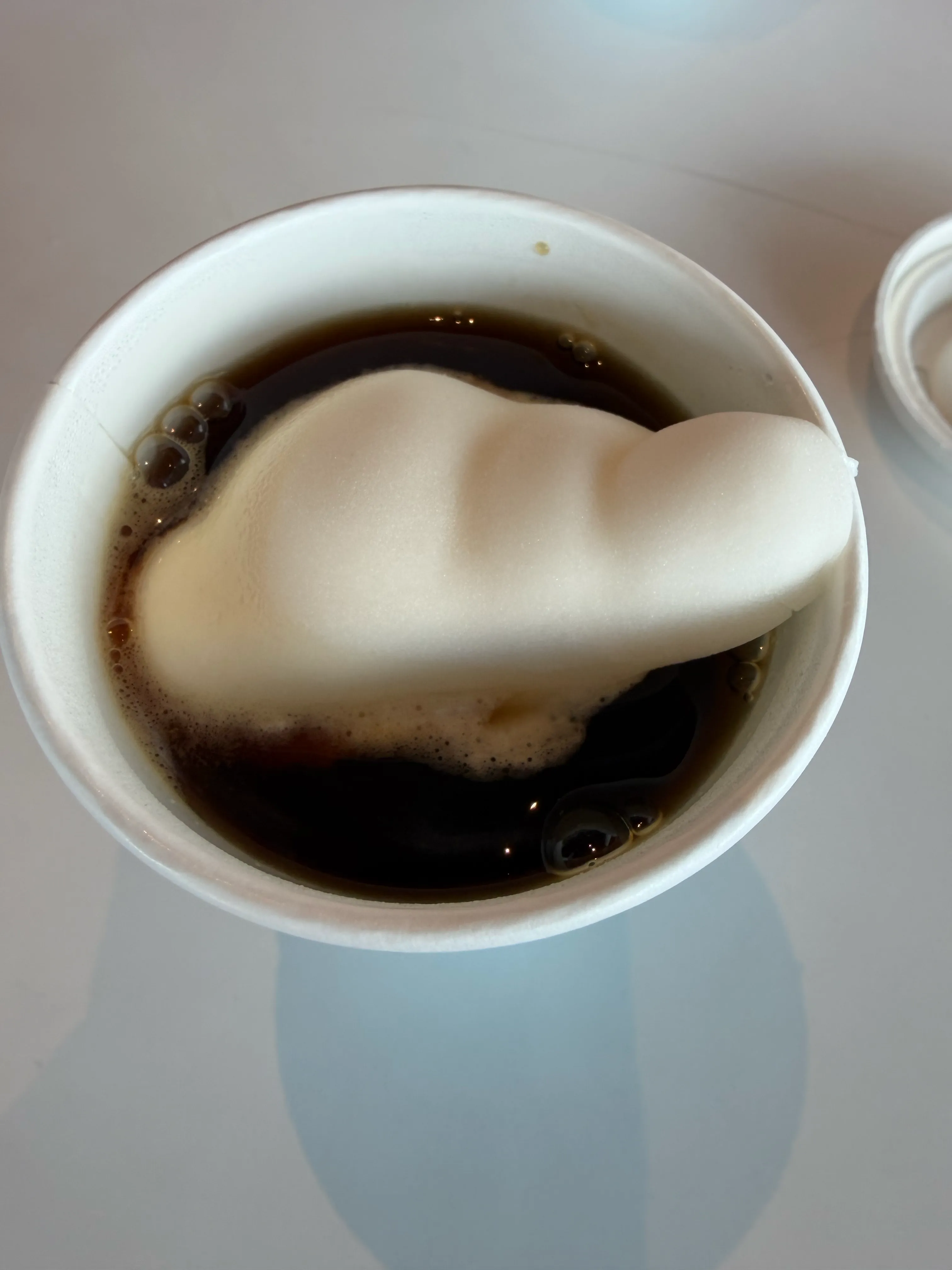 雲の形をしたマシュマロが浮かぶ雲海コーヒー。ホットコーヒーに溶かして飲む独創的なスタイル