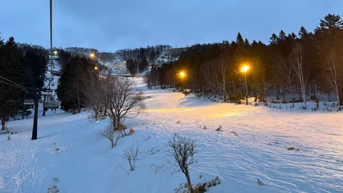 日が落ちた後もライトアップされるトマムのゲレンデ。オレンジ色の光が雪面を照らす