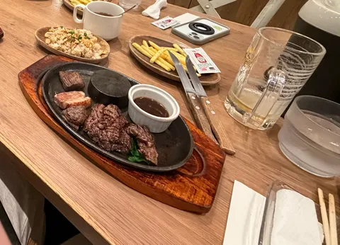 鉄板の上で焼き上がったハラミステーキ。肉厚でジューシーな一皿