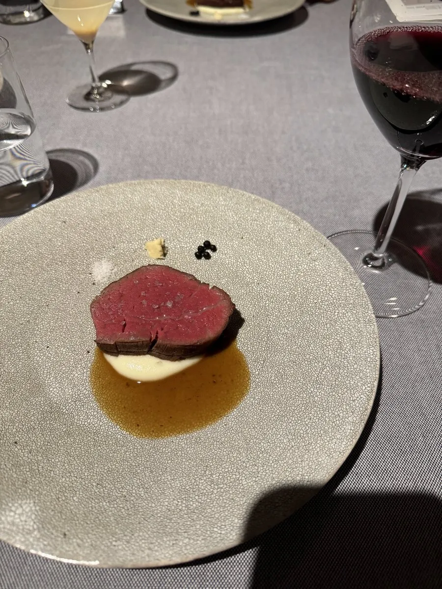 bbb hausのメインコース。赤身肉のロースト、白ソース添え。赤ワインとともに