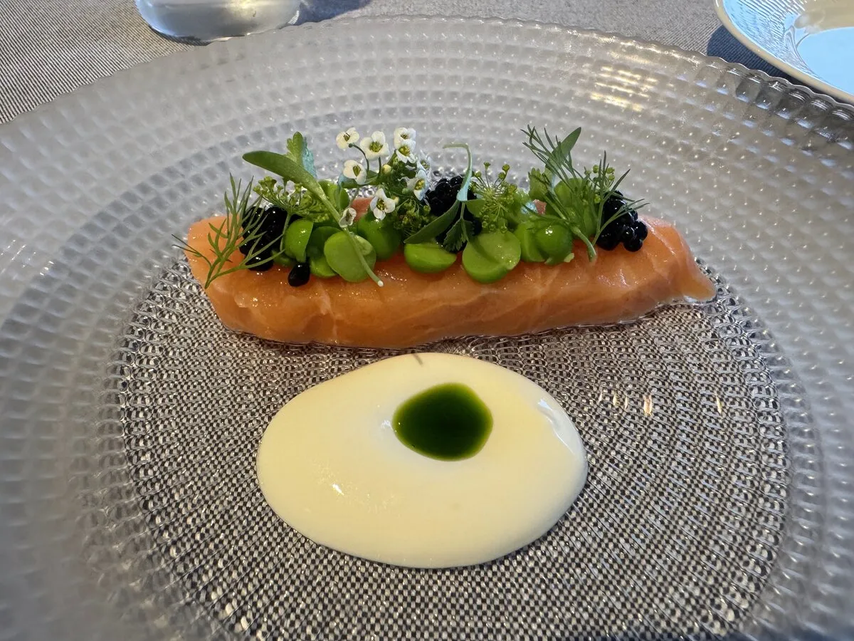 bbb hausの前菜。サーモンに白い花の飾りとホワイトソース