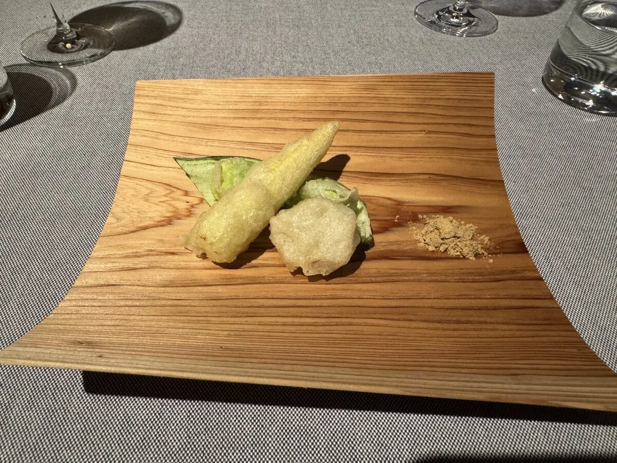 bbb hausの中盤コース。旬野菜の天ぷら仕立てが木のプレートに盛られている