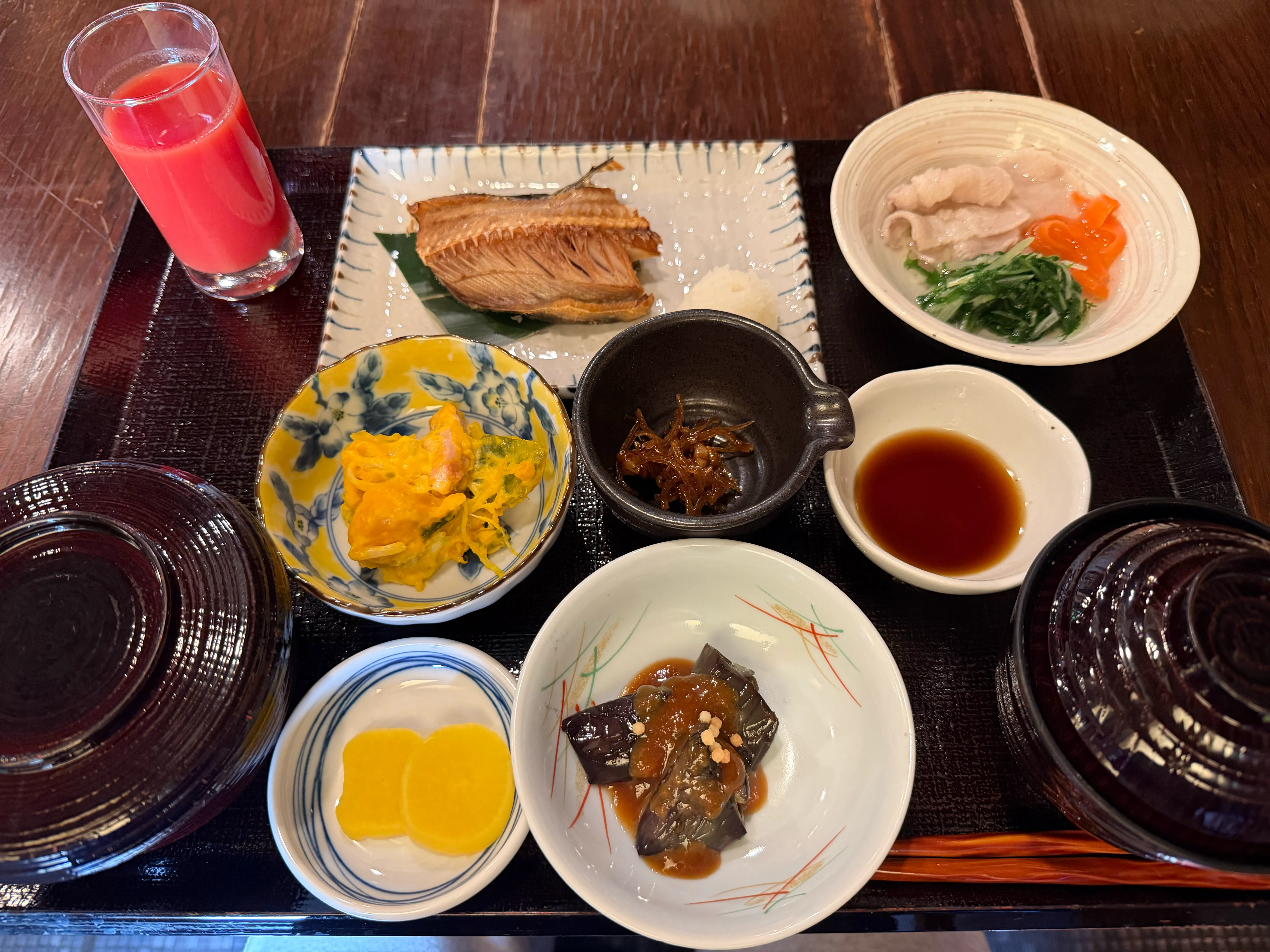 レストランBiplaneの朝食。漆塗りのお盆に焼き魚・卵料理・お浸し・煮物・トマトジュースなどが並ぶ和定食