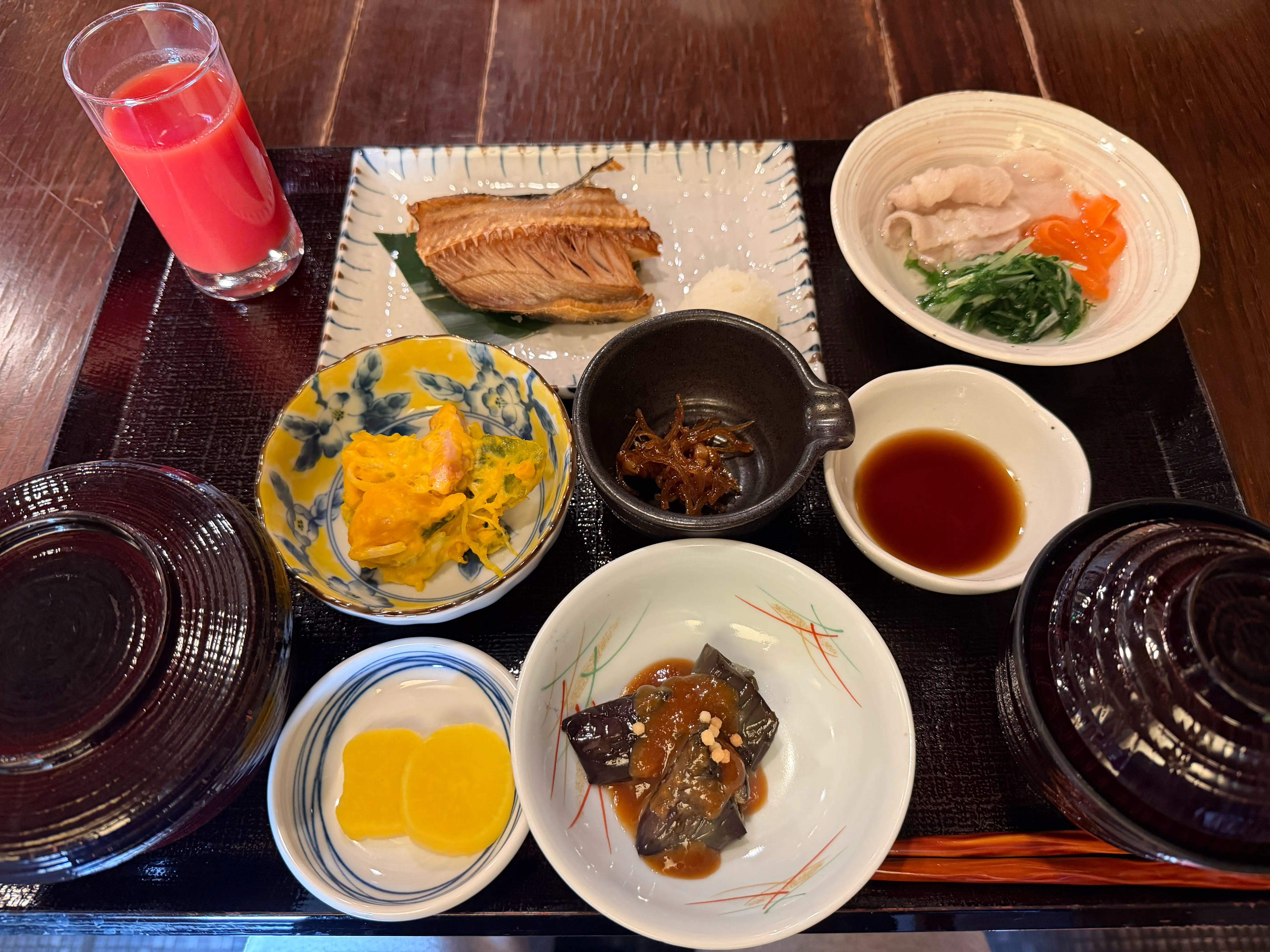 レストランBiplaneの朝食。漆塗りのお盆に焼き魚・卵料理・お浸し・煮物・トマトジュースなどが並ぶ和定食