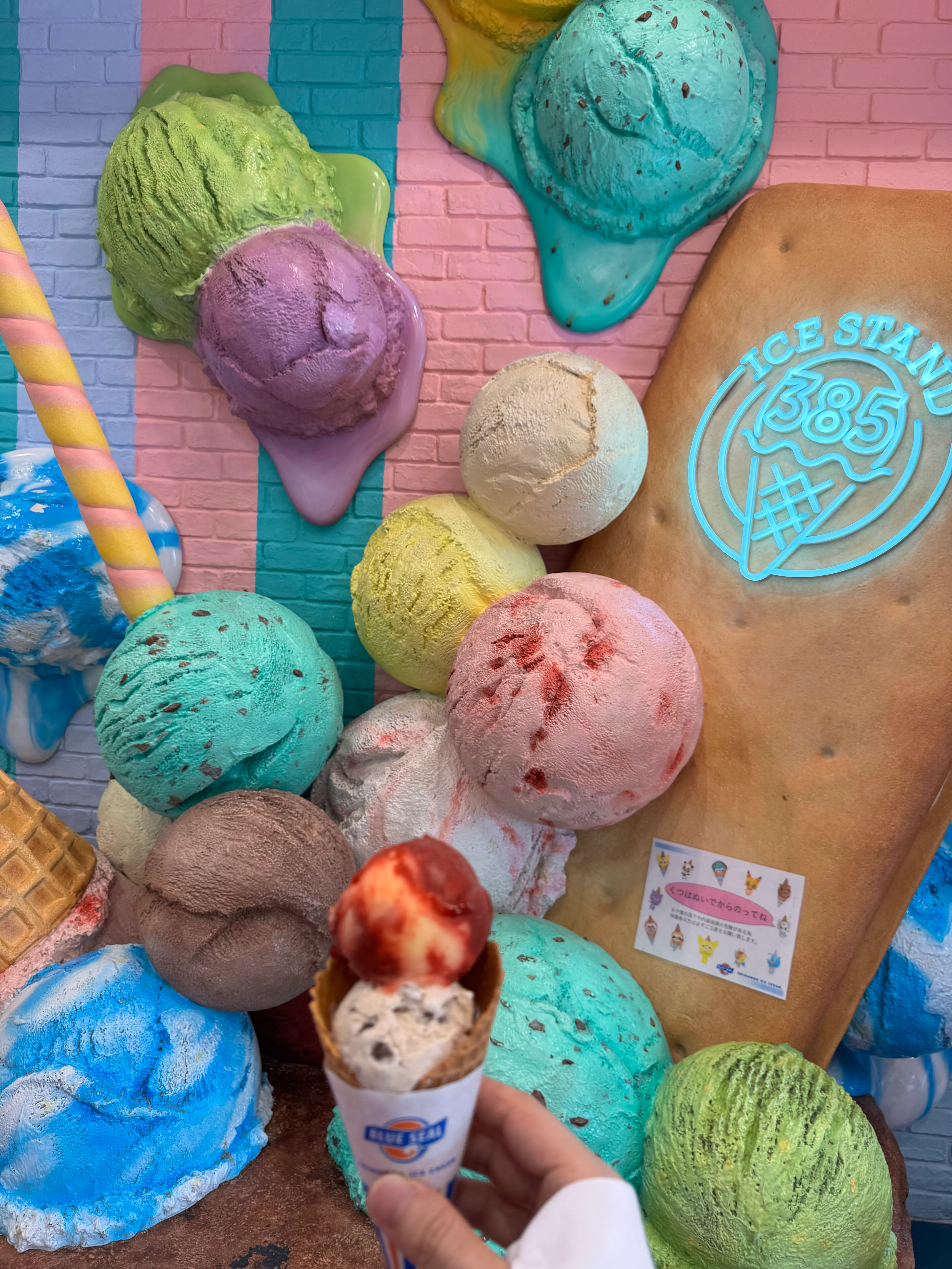 ICE STANDの巨大カラフルアイスオブジェの上に実物のアイスクリームを乗せて撮影