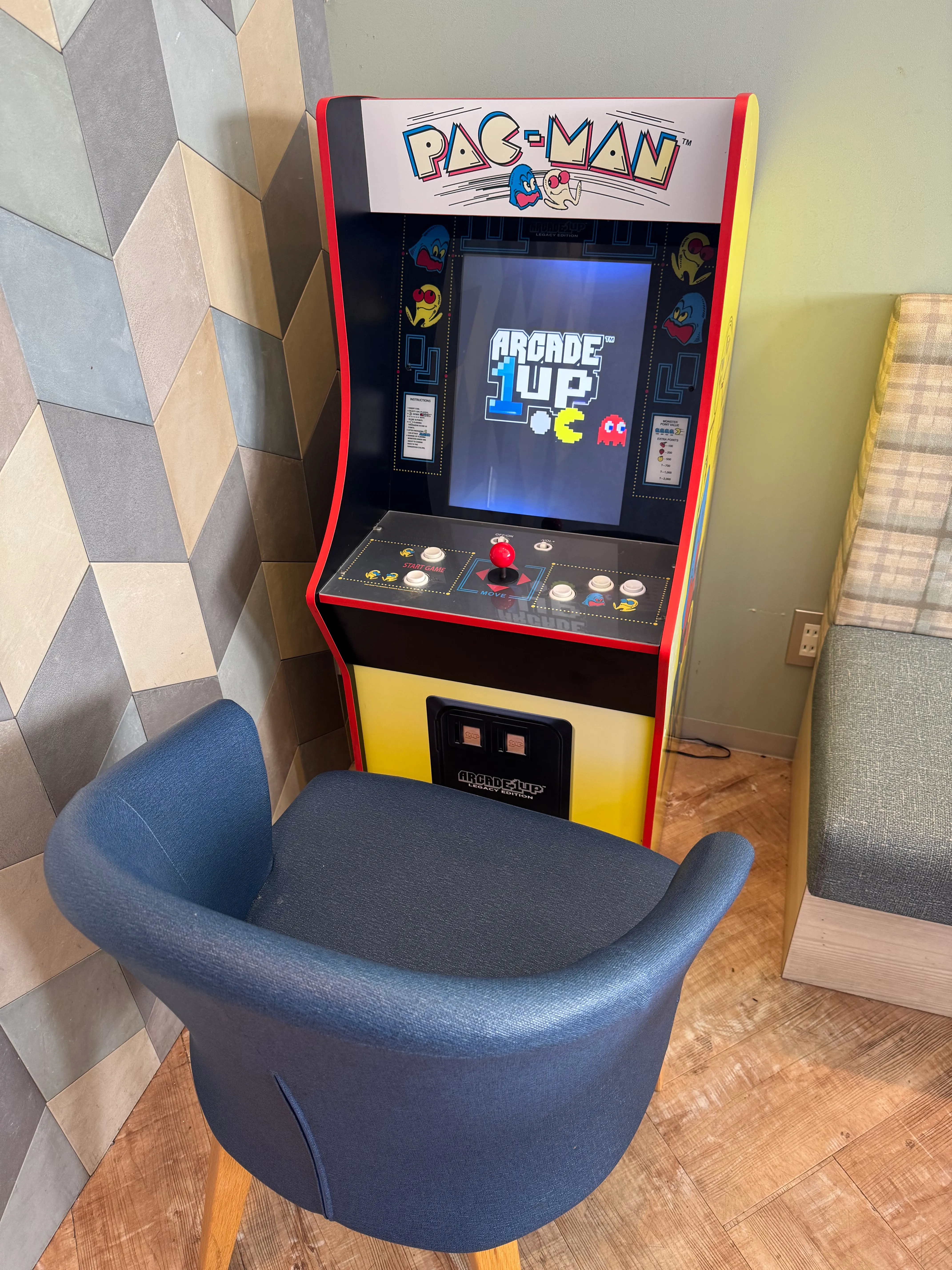 イートインスペースに置かれたARCADE UPのパックマンゲーム台
