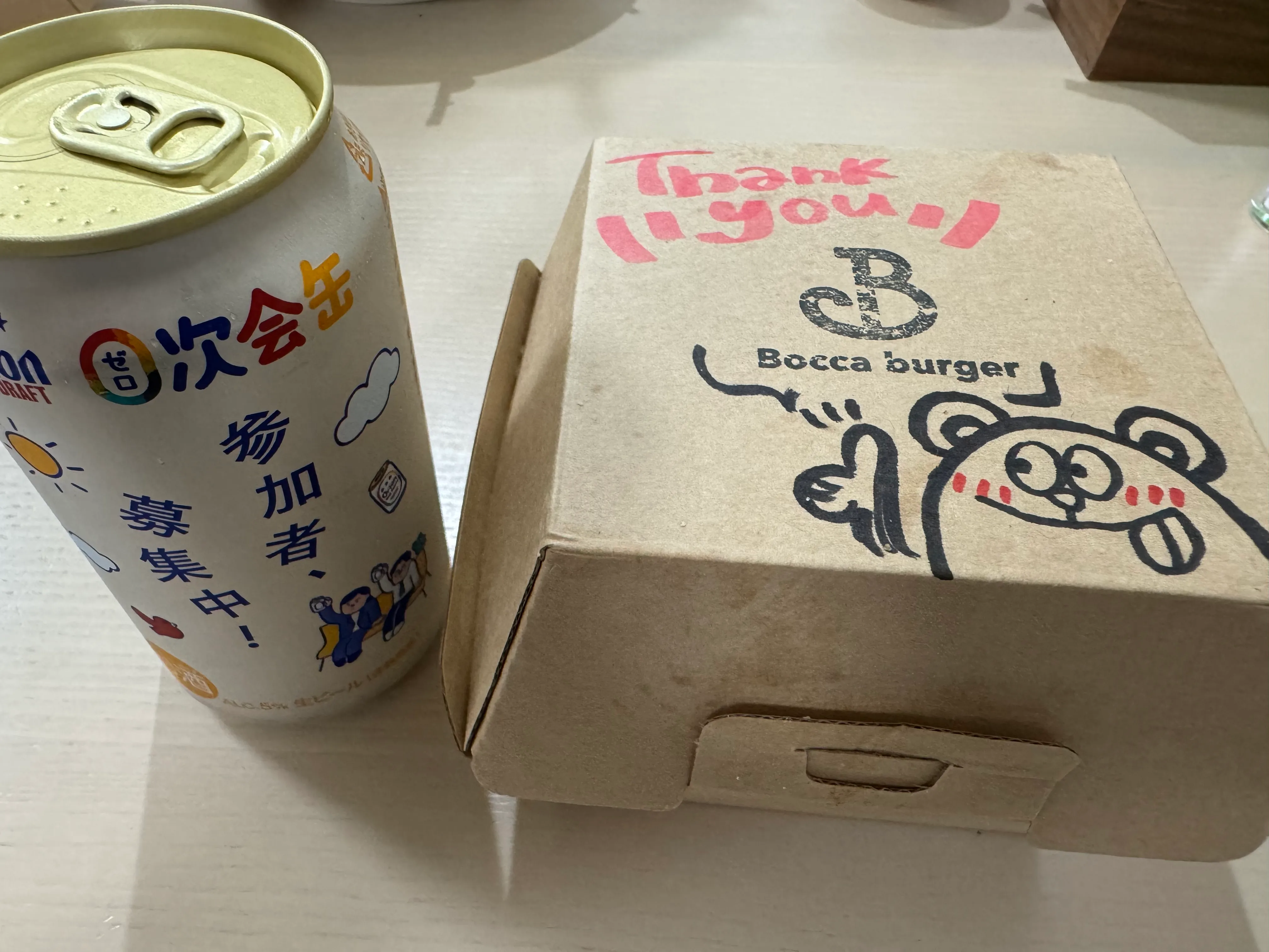テイクアウトボックス。Bocca burgerのロゴとクマのキャラクターがスタンプされている