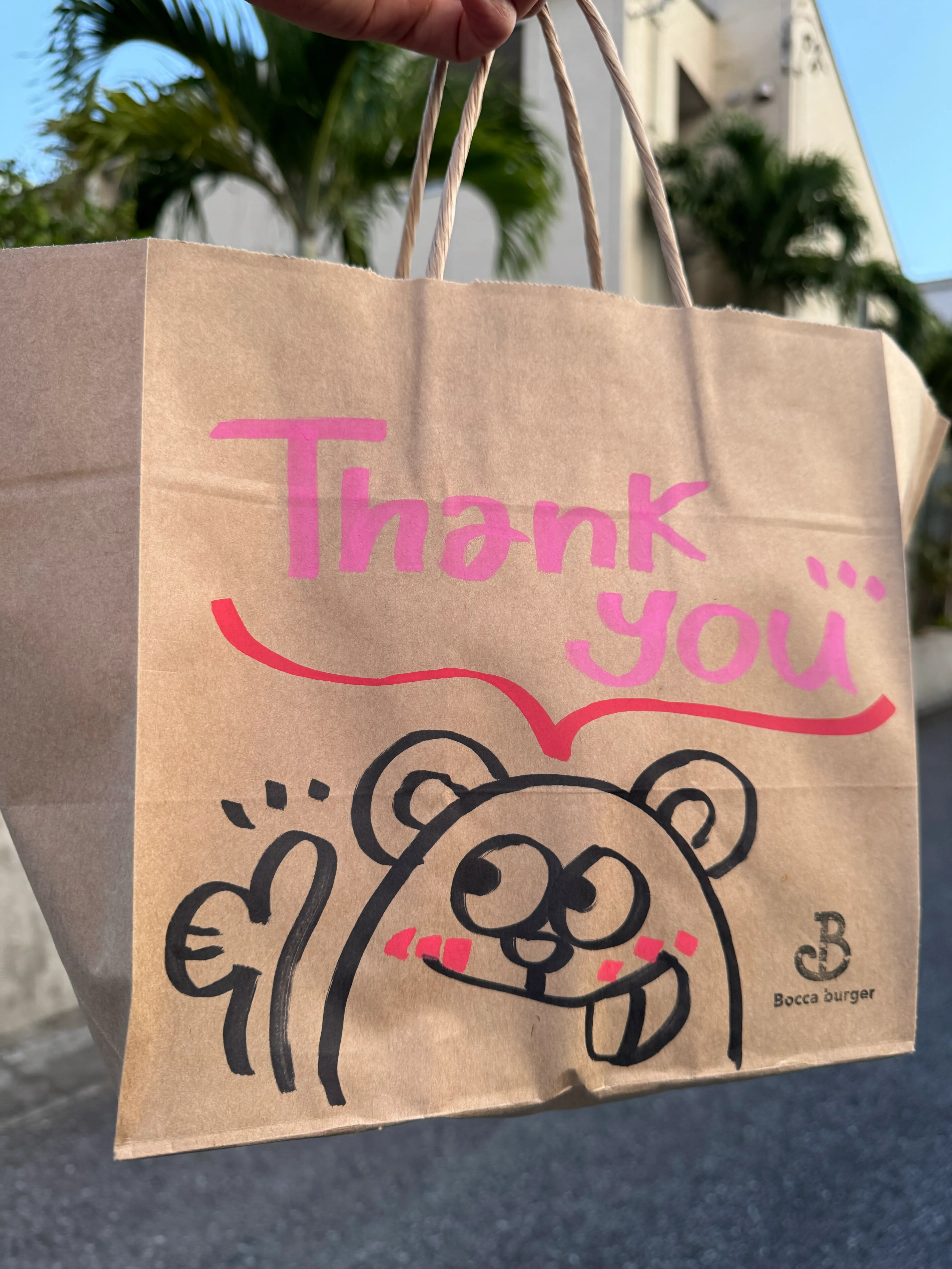 Bocca burgerのテイクアウト袋。「Thank you」とクマのキャラクターイラスト