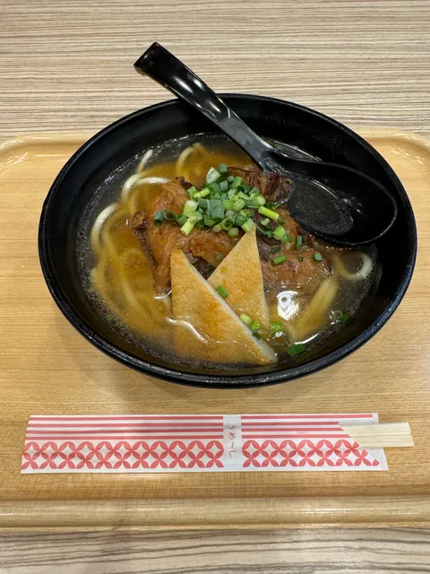 ちょうじ屋の宮古そば。澄んだスープに三枚肉・厚揚げ・ネギ