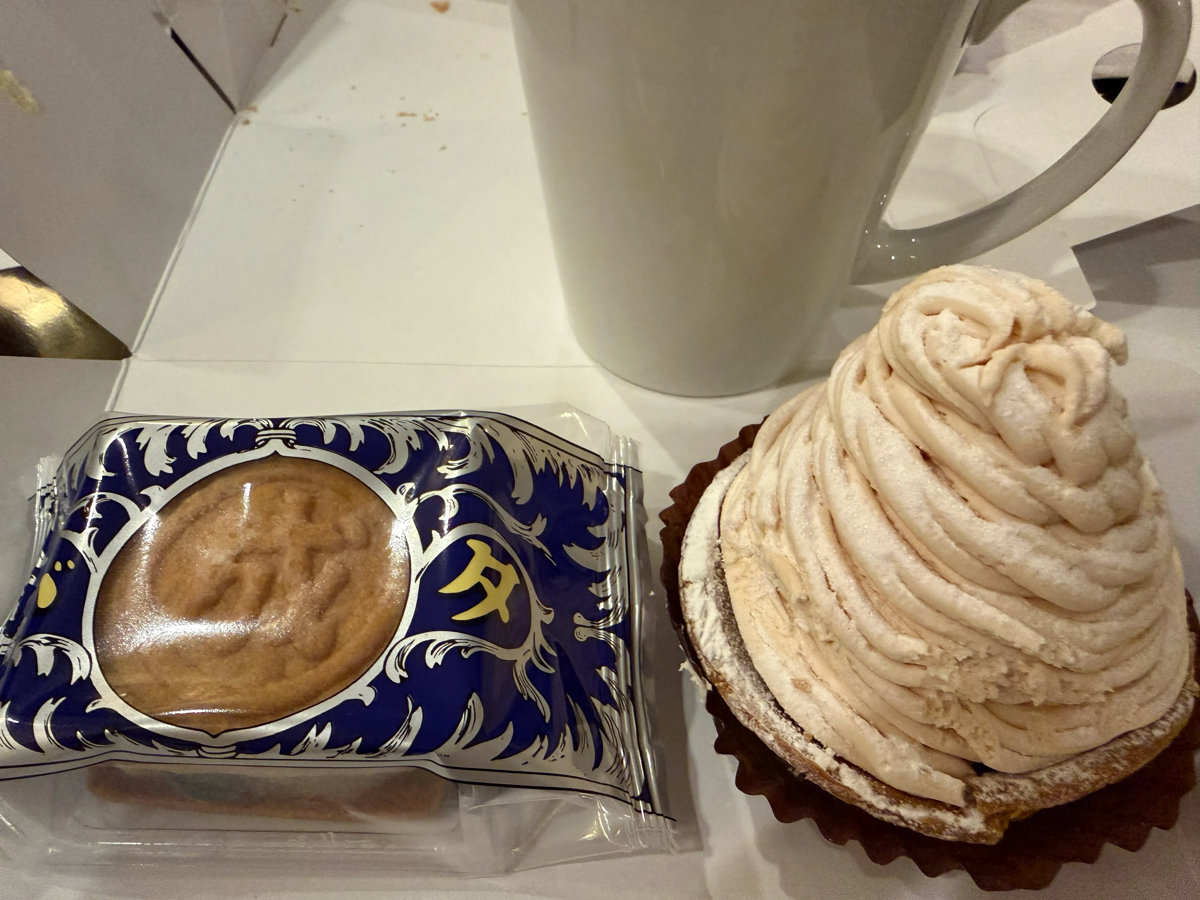 クランベリーモンブラン。タルト台の上に生クリームが螺旋状に高く絞り上げられている