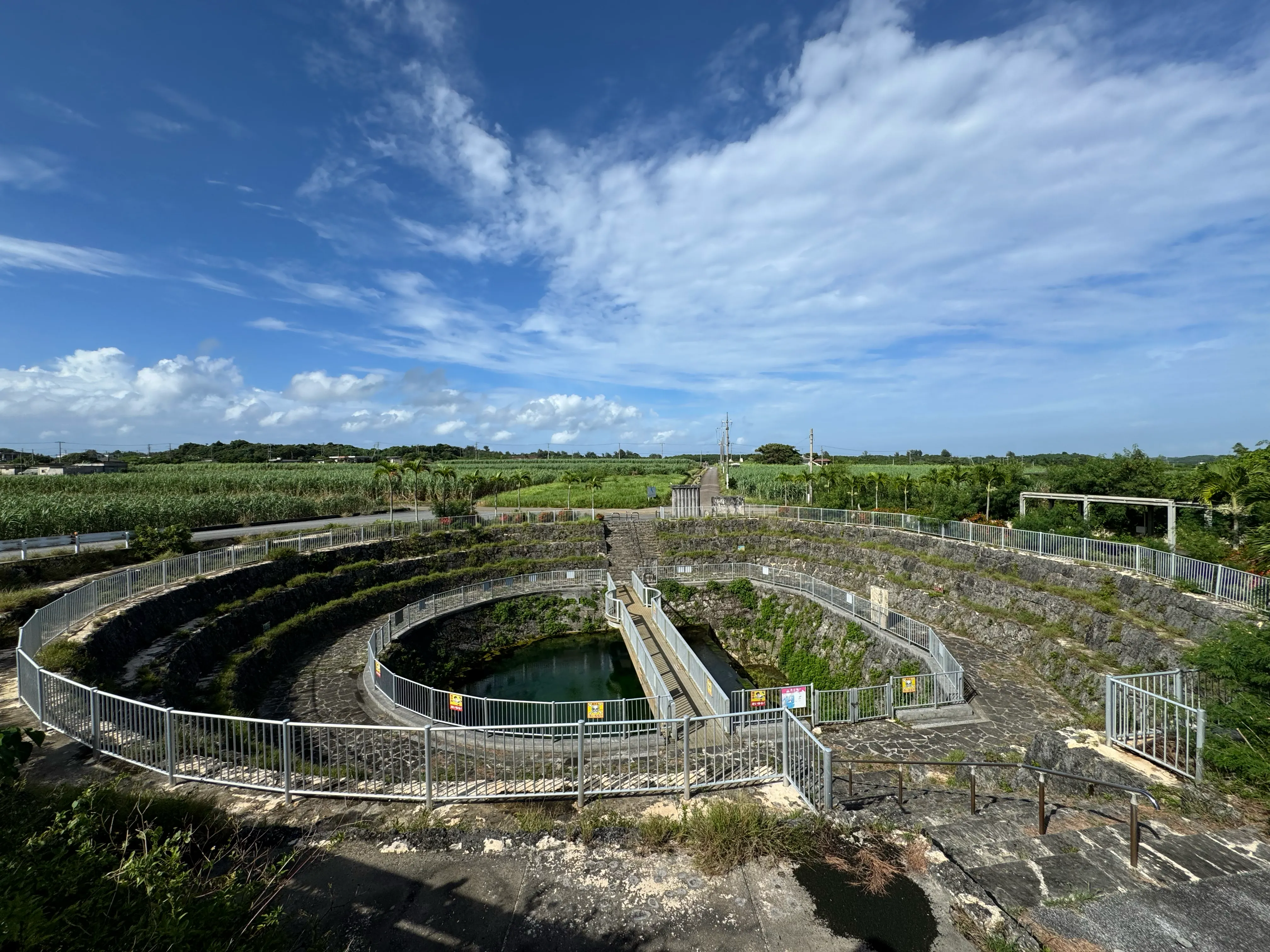 上から見た福里ダムの全景。円形の止水壁と青空
