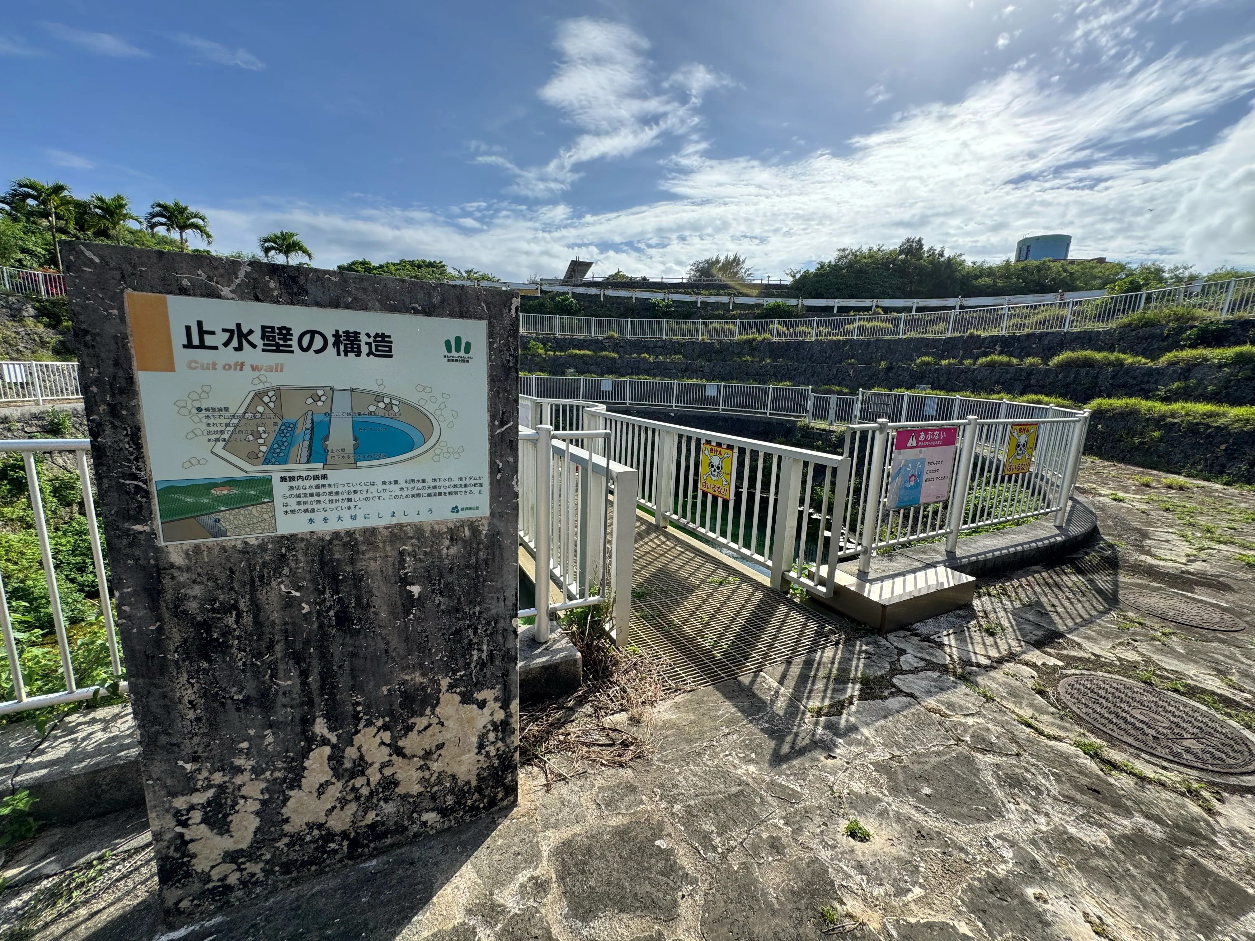 「止水壁の構造」と題された説明板と見学デッキ