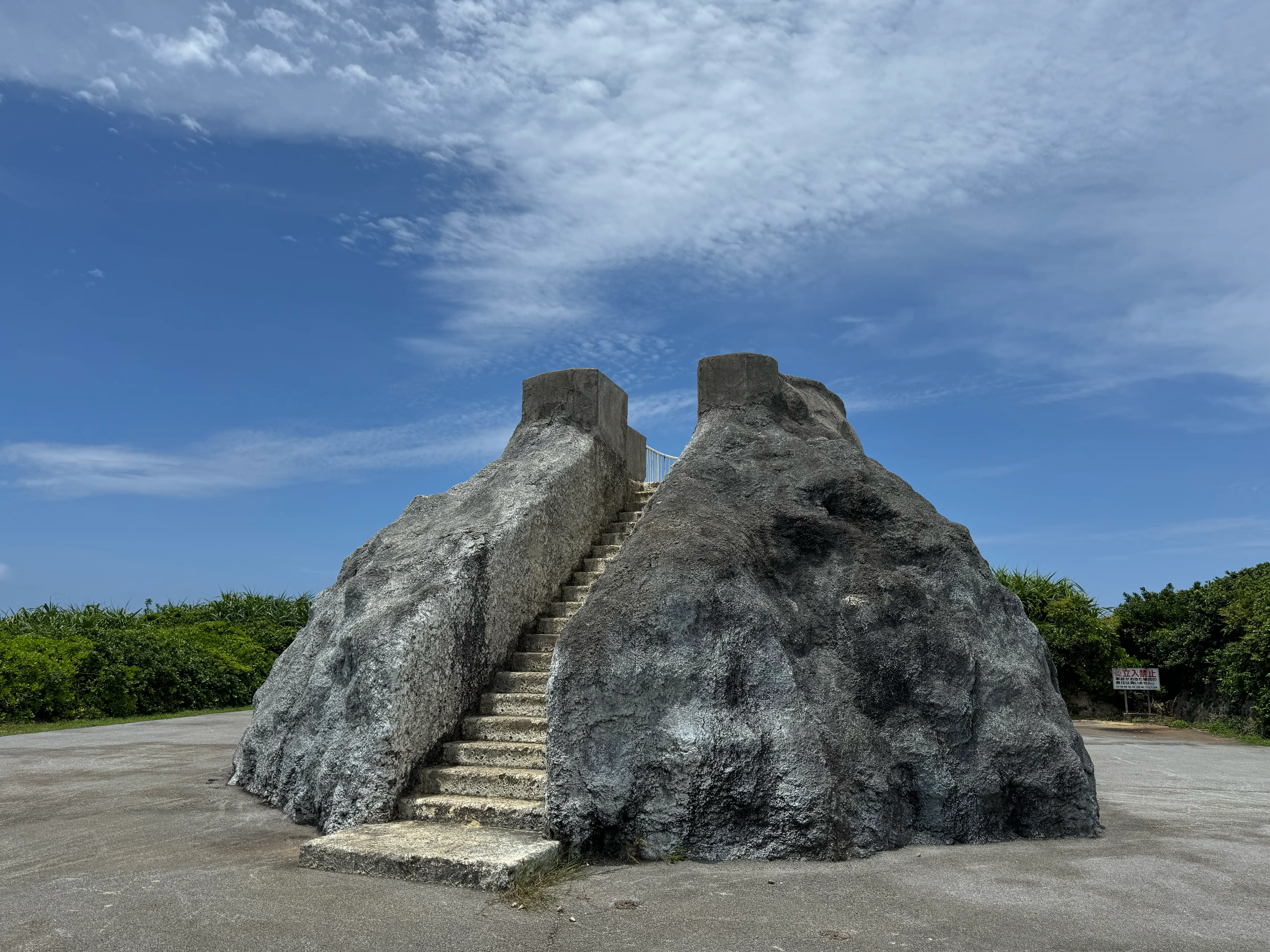 ふなうさぎバナタの岩山を模したコンクリート造りの展望台。階段で上に登れる独特の外観