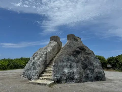 ふなうさぎバナタの岩型展望台。コンクリート製の岩山に階段が設けられている