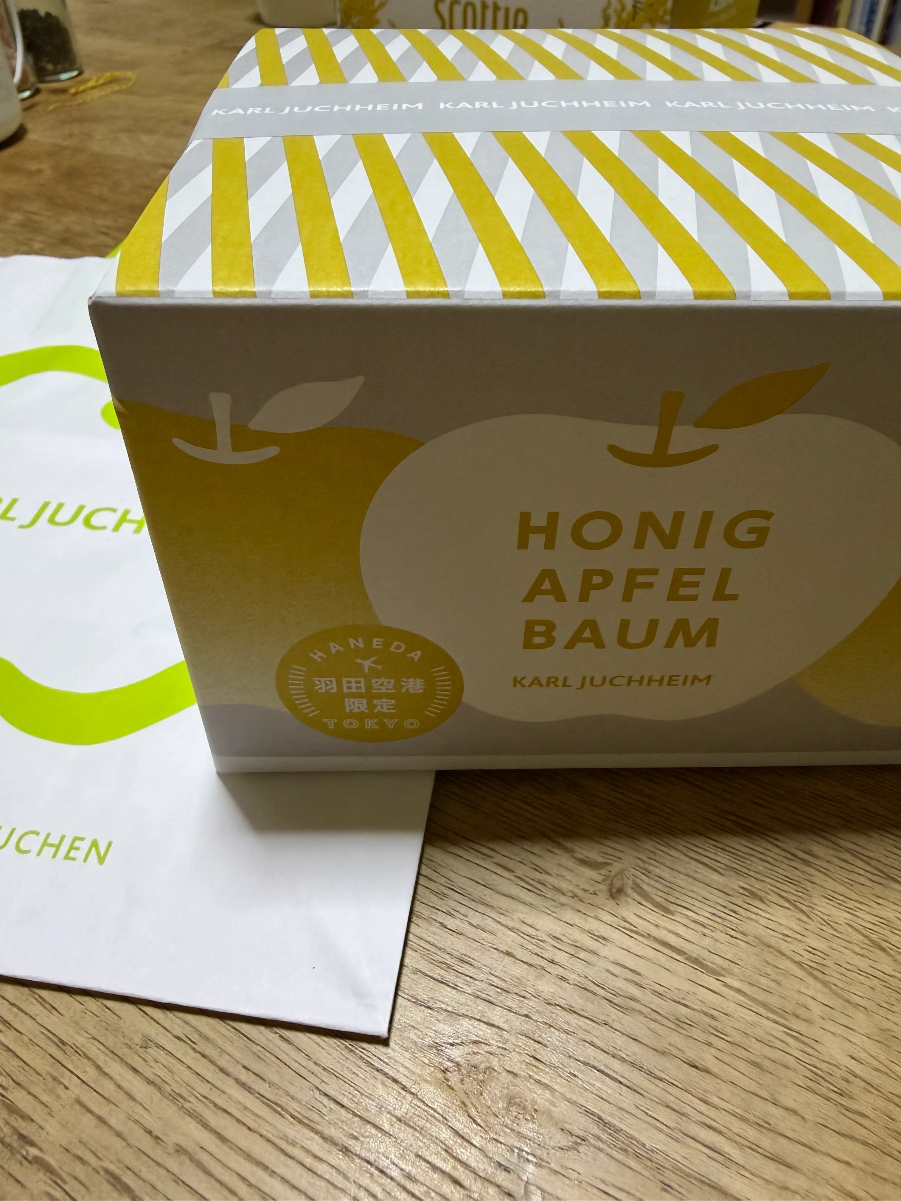 HONIG APFEL BAUMの黄色いパッケージ箱。「羽田限定」のシール付き