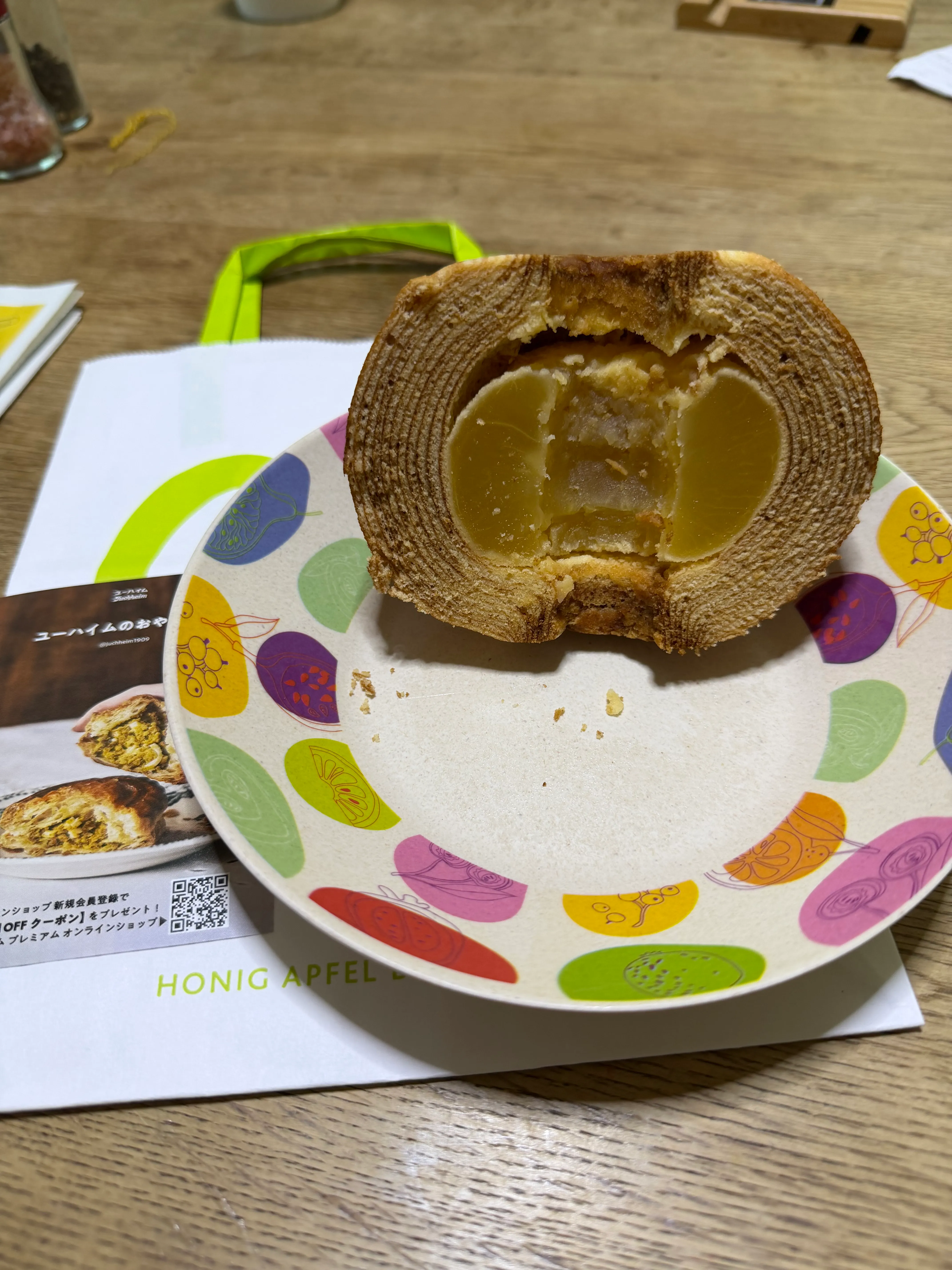 バウムクーヘンの断面。はちみつりんごのフィリングが見える