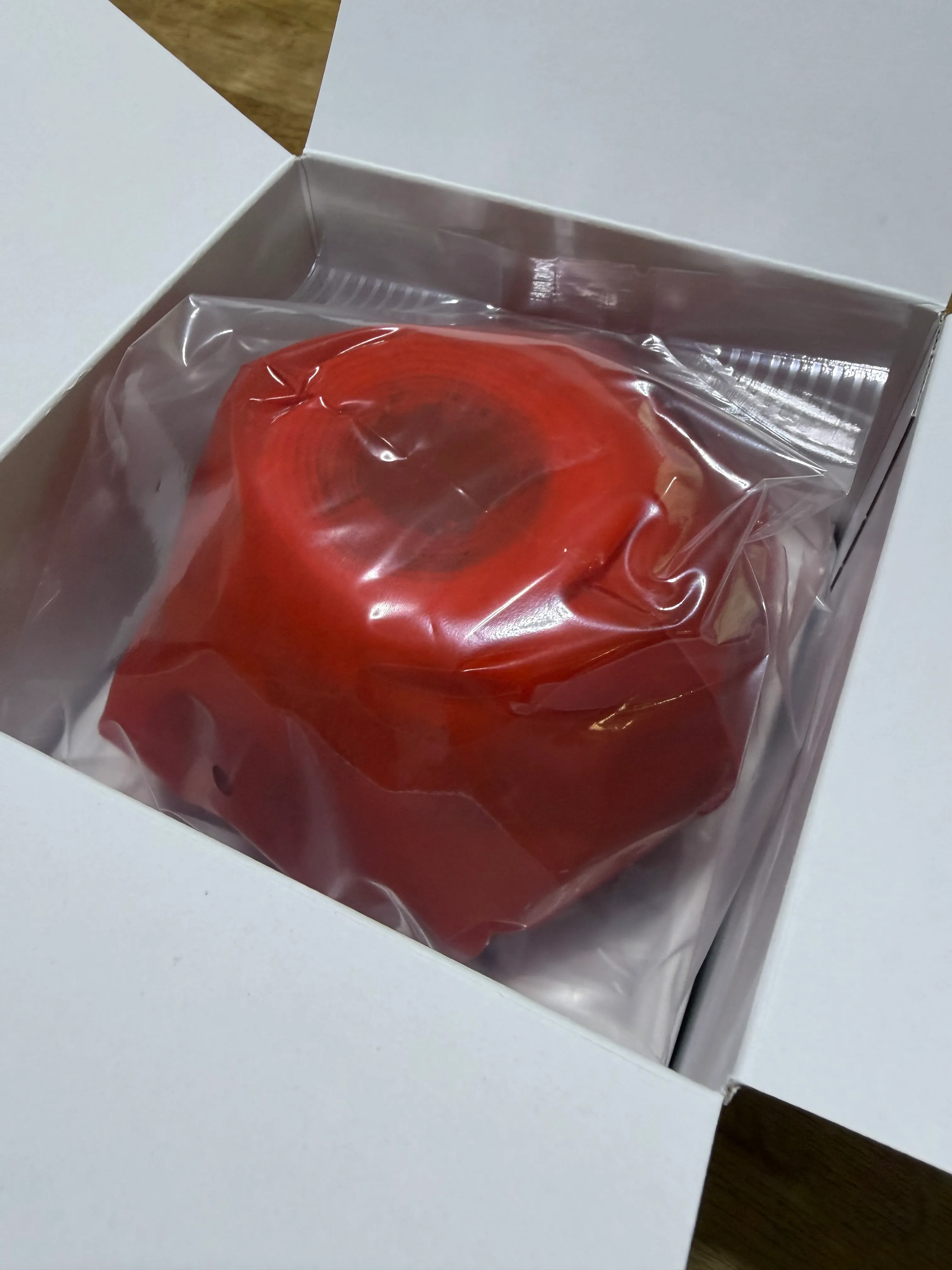 箱を開けると赤いりんご型のバウムクーヘンが登場