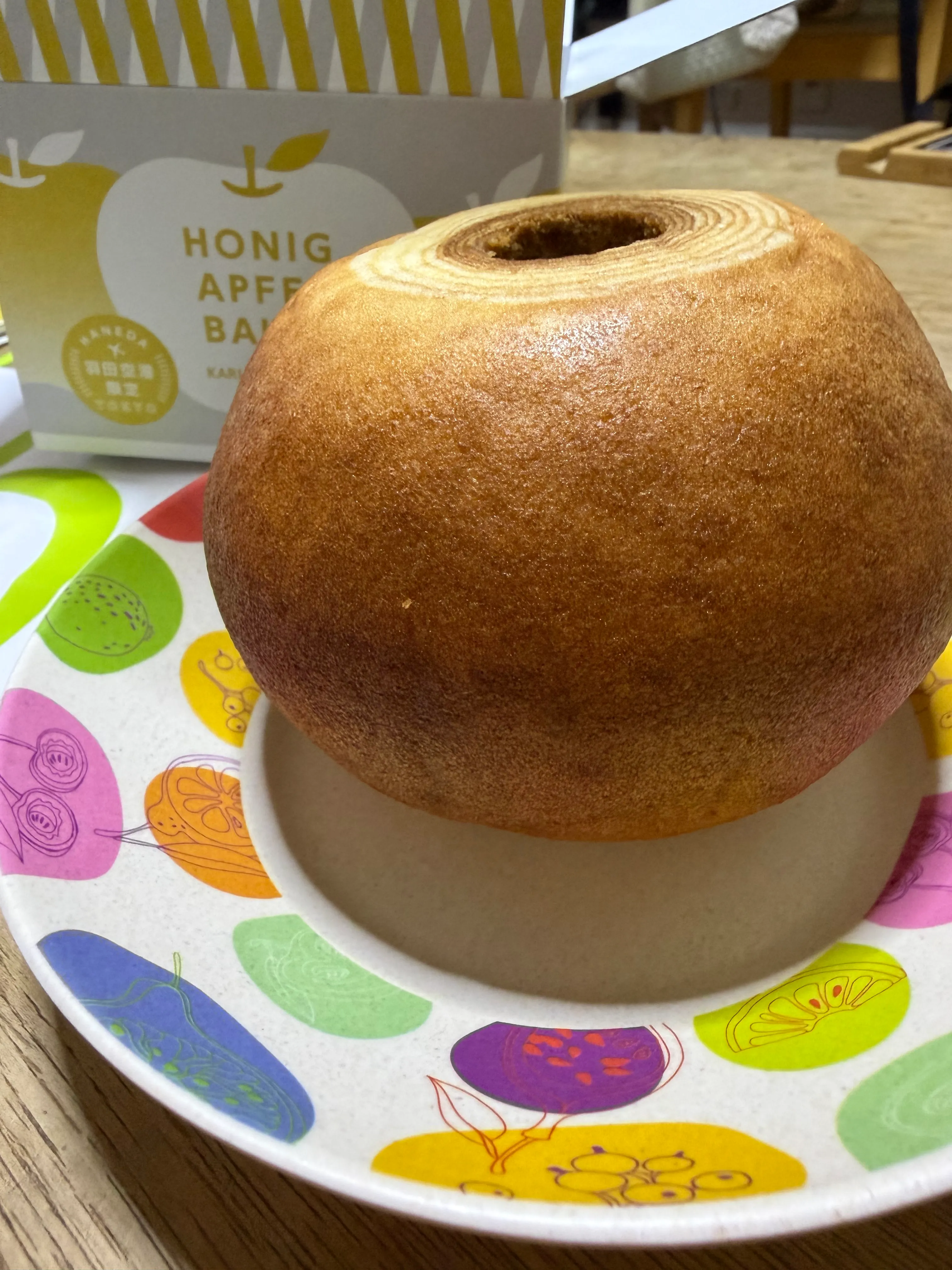 カラフルなお皿に乗せたりんご型バウムクーヘン