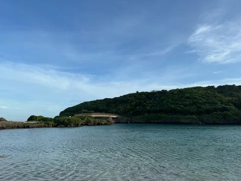 インギャーマリンガーデンの穏やかな入り江と緑の丘