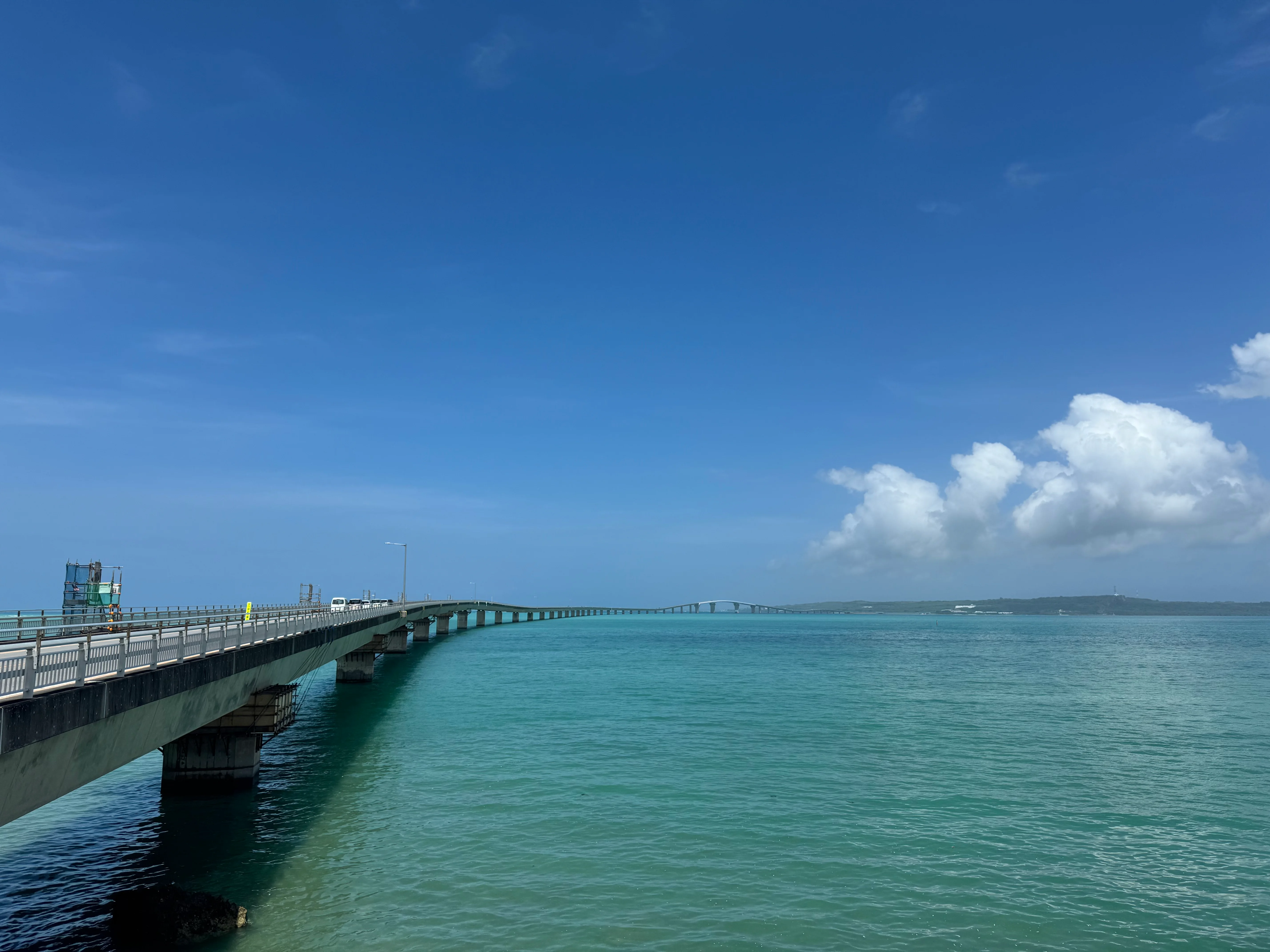 伊良部大橋の全景。青空と宮古ブルーの海が広がる