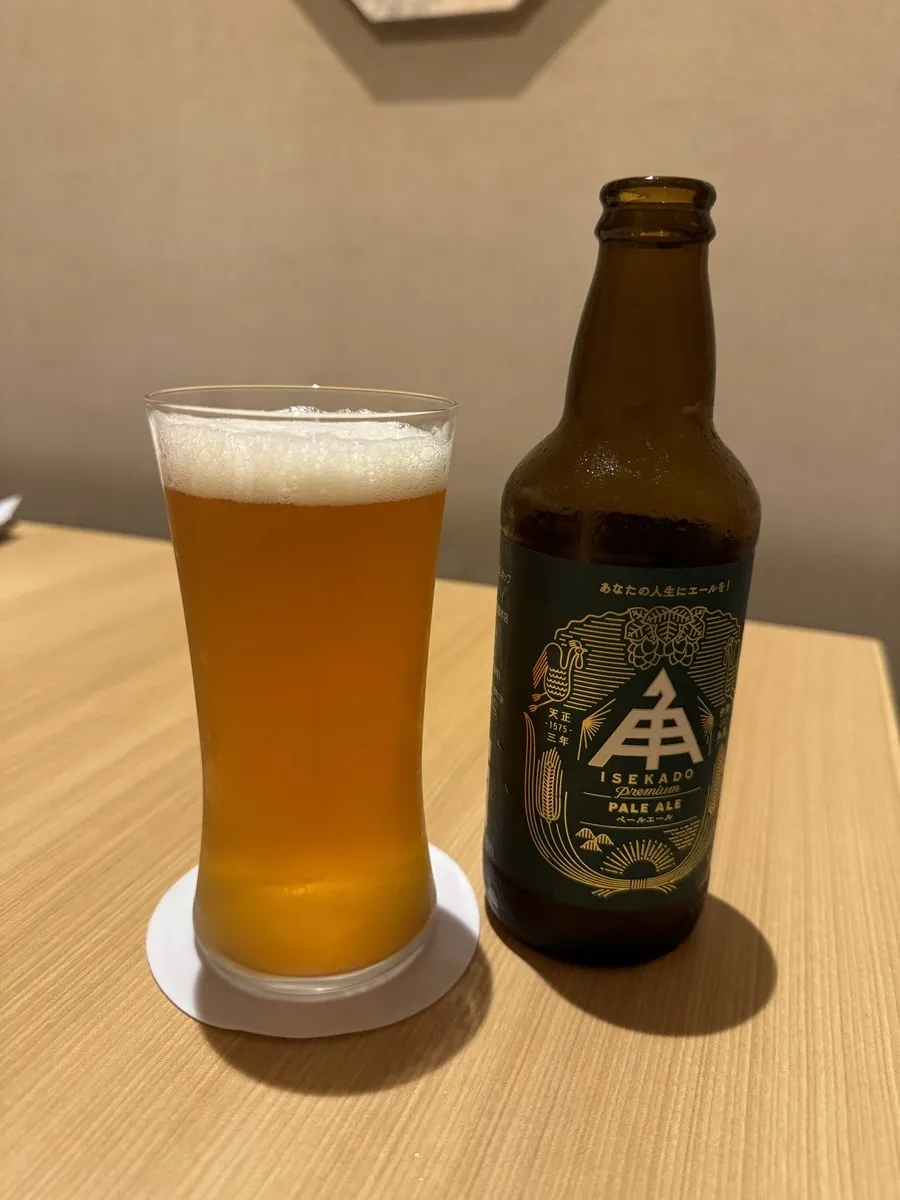 伊勢角屋麦酒「ISEKADO PALE ALE」とグラス。琥珀色の液体が美しい