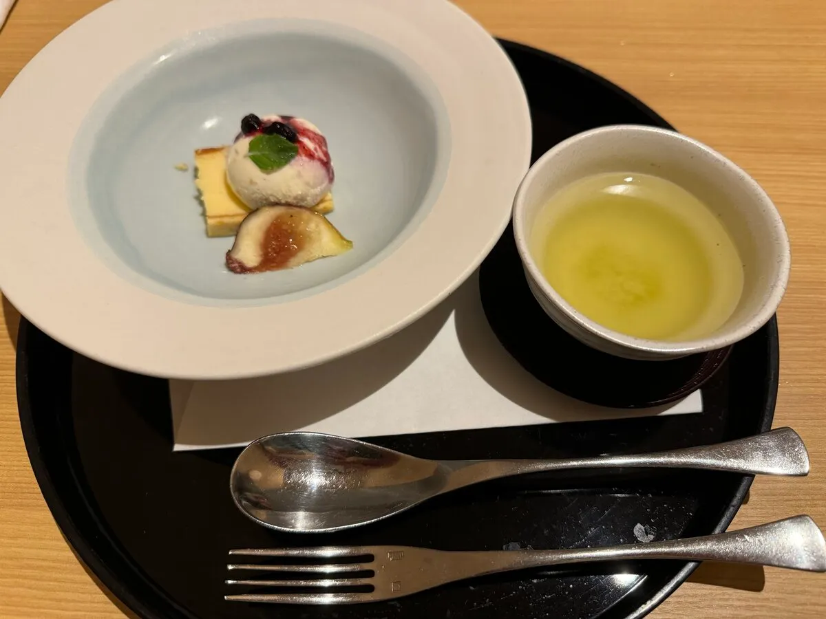 伊勢神泉の水物（デザート）。アイスとケーキ、お茶が丁寧に盛られている