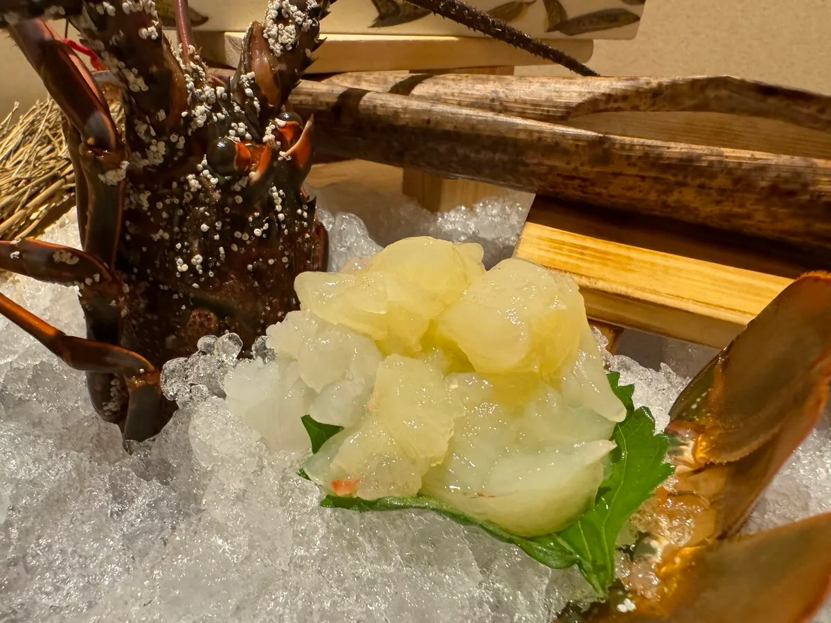 伊勢神泉の夕食。氷の上に盛られた伊勢海老のお造り
