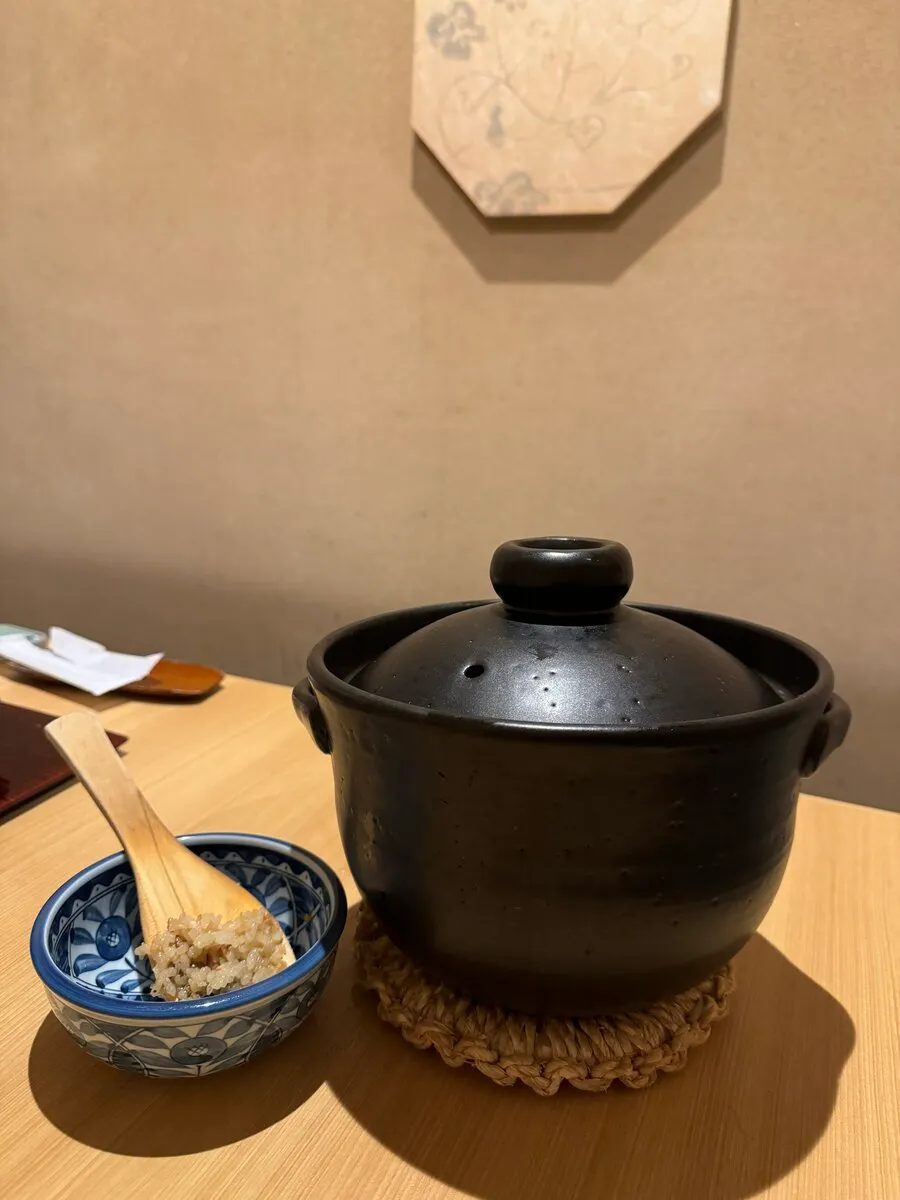 伊勢神泉の締めご飯。黒い土鍋でふっくらと炊き上げられた白米