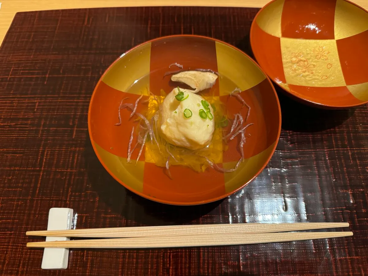 伊勢神泉夕食の蒸し物。市松模様の朱金の碗に、繊細な一品が盛られている