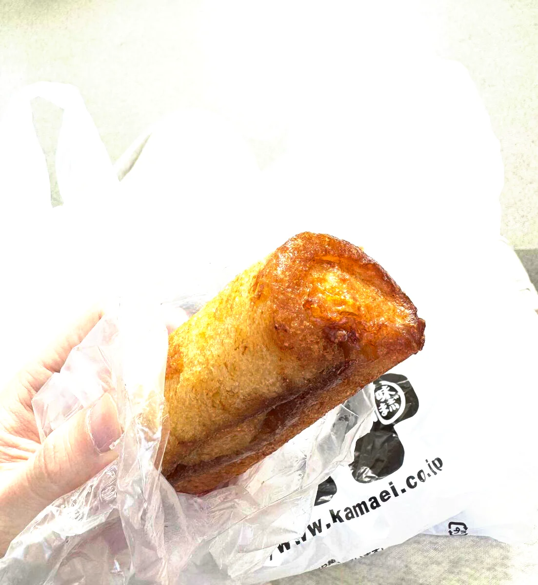 かま栄のパンロール。こんがり揚げられた外皮を手に持ったところ