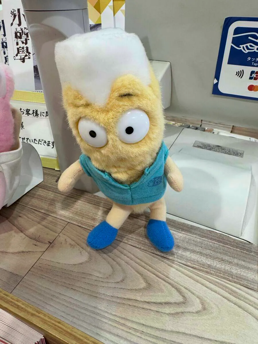 かま栄のパンロール型マスコットキャラクターのぬいぐるみ
