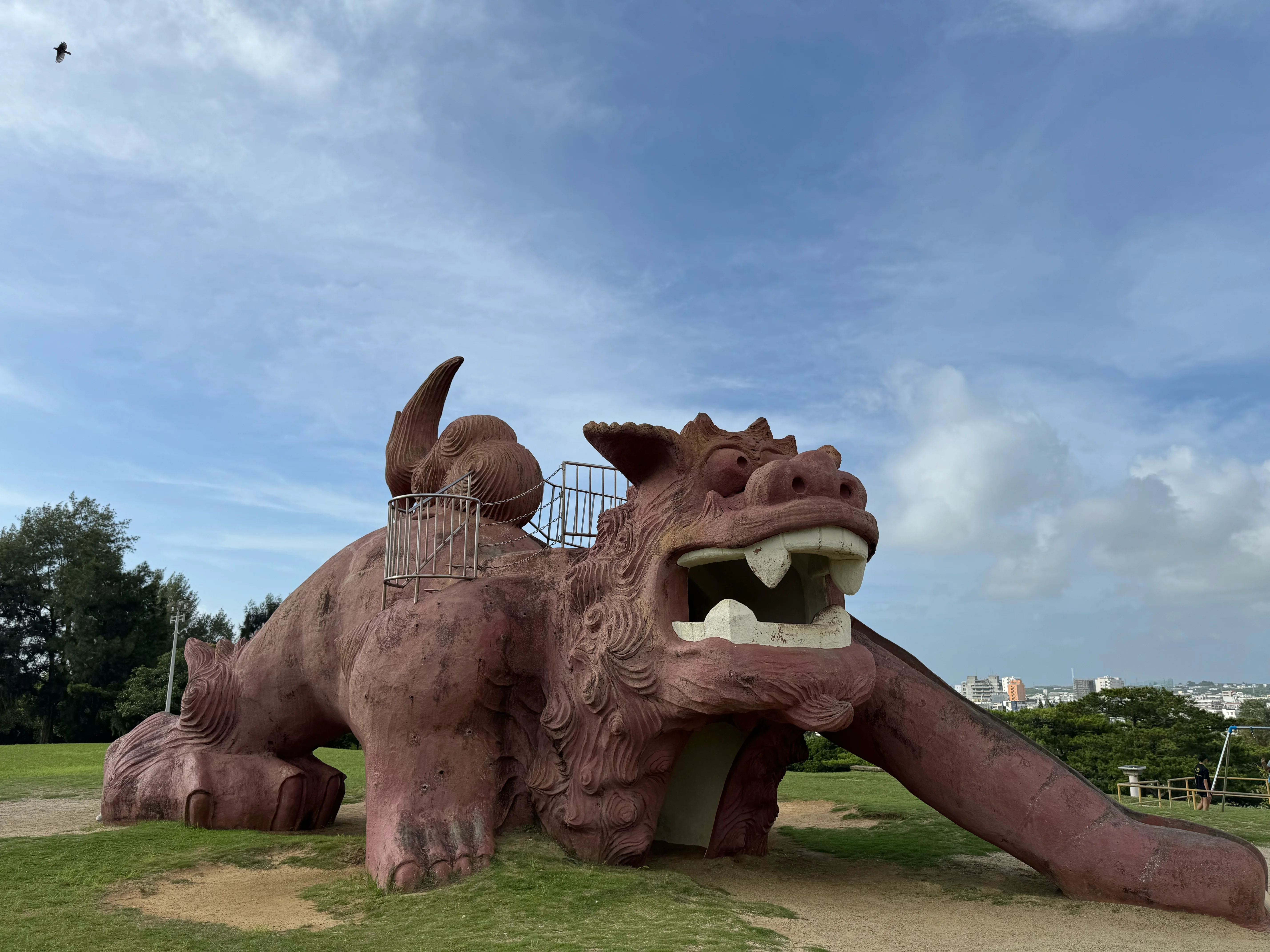 カママ嶺公園のシーサーをかたどった巨大滑り台全景