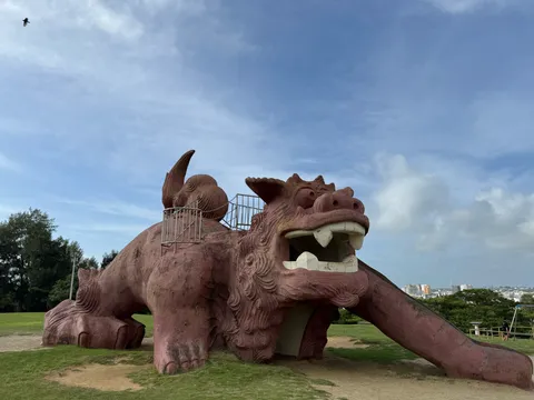 カママ嶺公園のシーサーをかたどった巨大滑り台全景