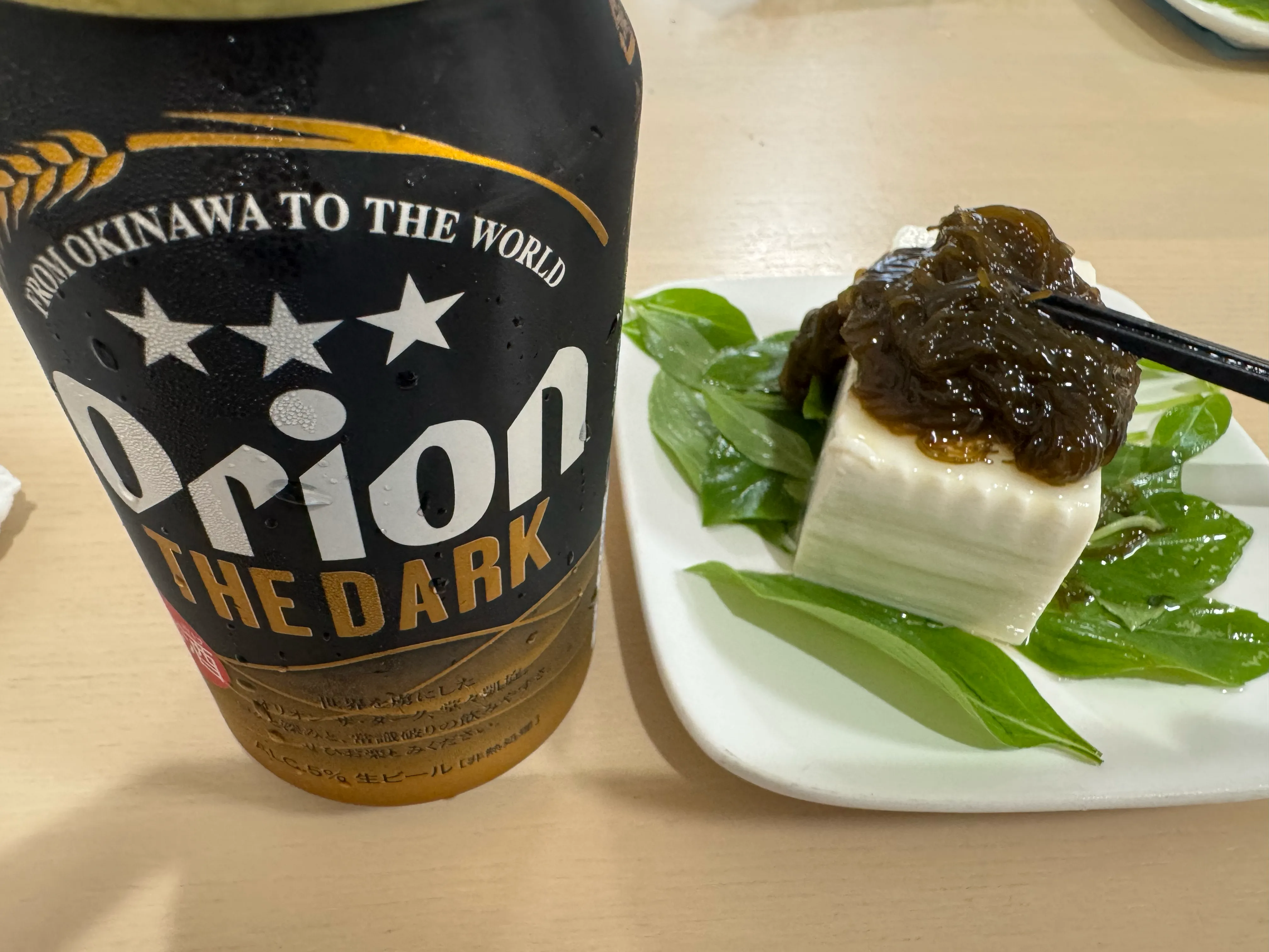 もずく・島豆腐・オリオン THE DARK が並ぶ宮古的な晩酌セット。台風一過のかねひでで揃えた品々