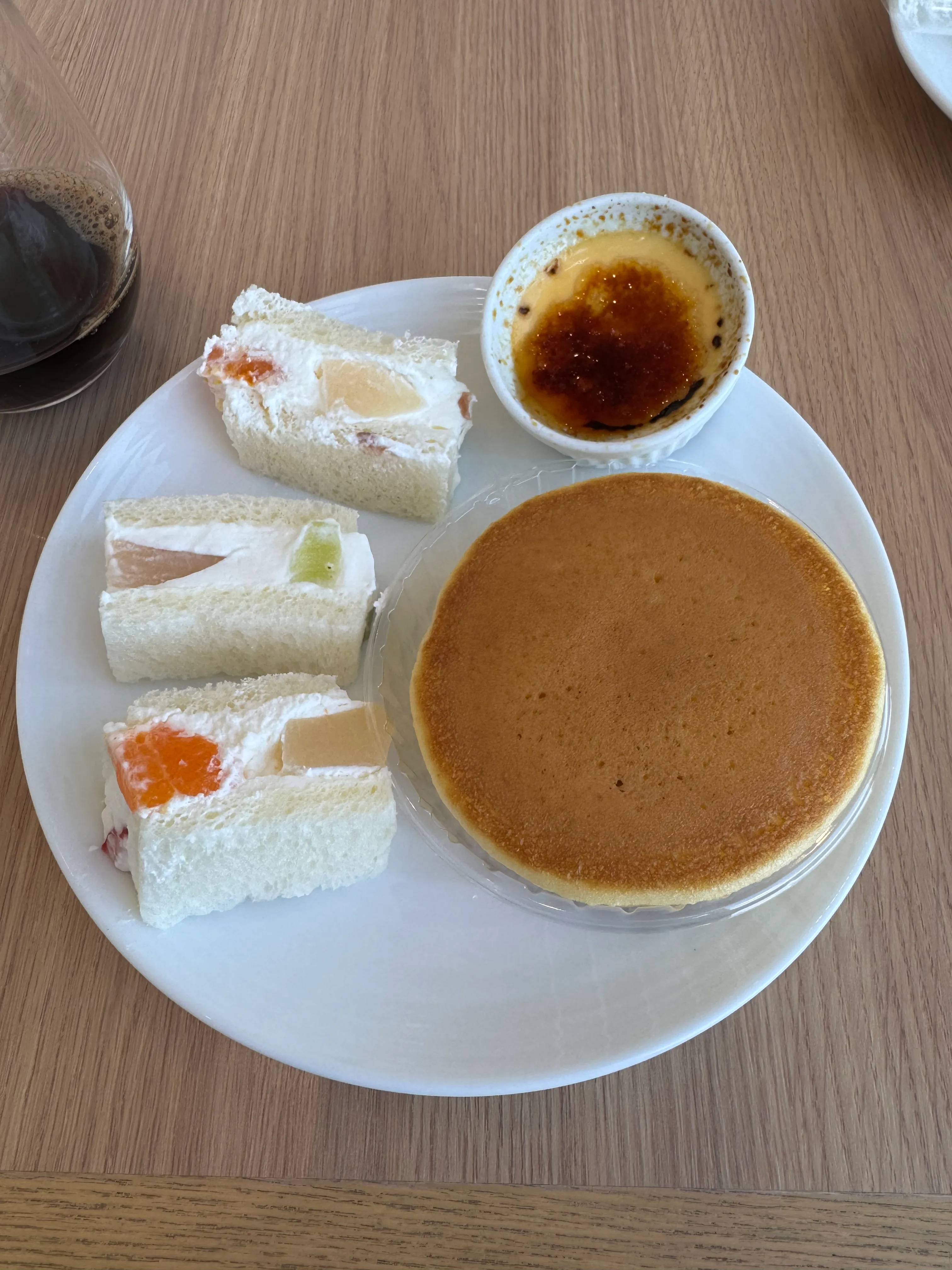 パンケーキ・クレームブリュレ・フルーツサンドが並ぶデザートプレート