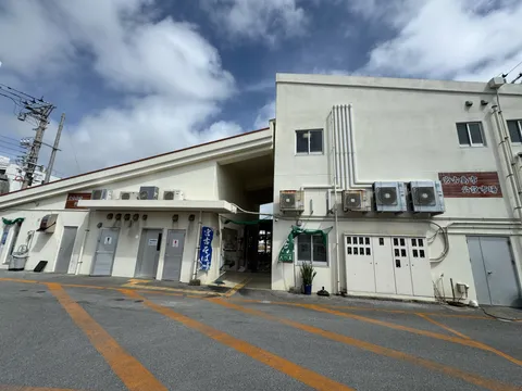 宮古島市公設市場の外観。「宮古島 公設市場」の看板が見える