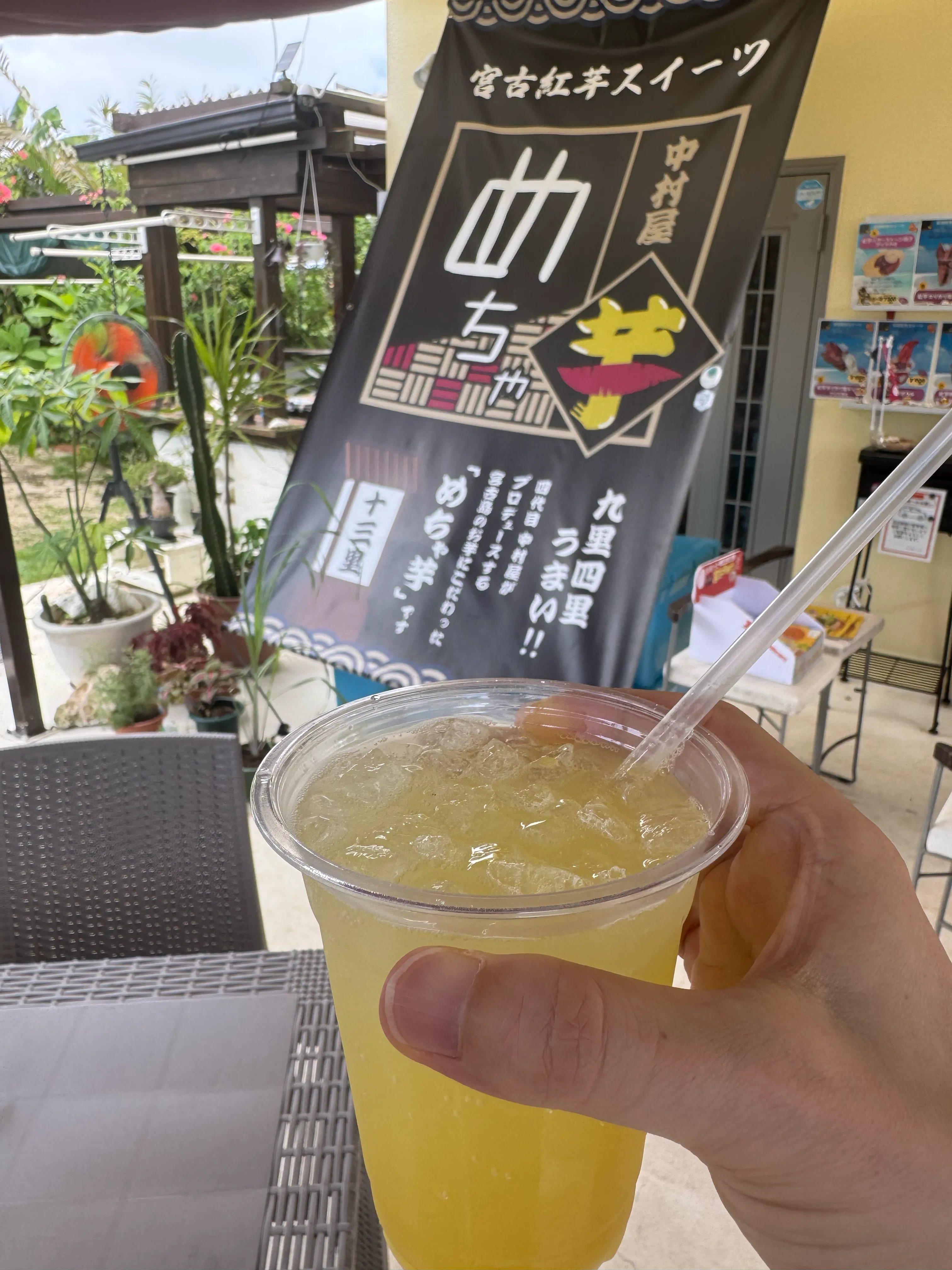 店頭看板とドリンク。淡い黄色の芋系ドリンク