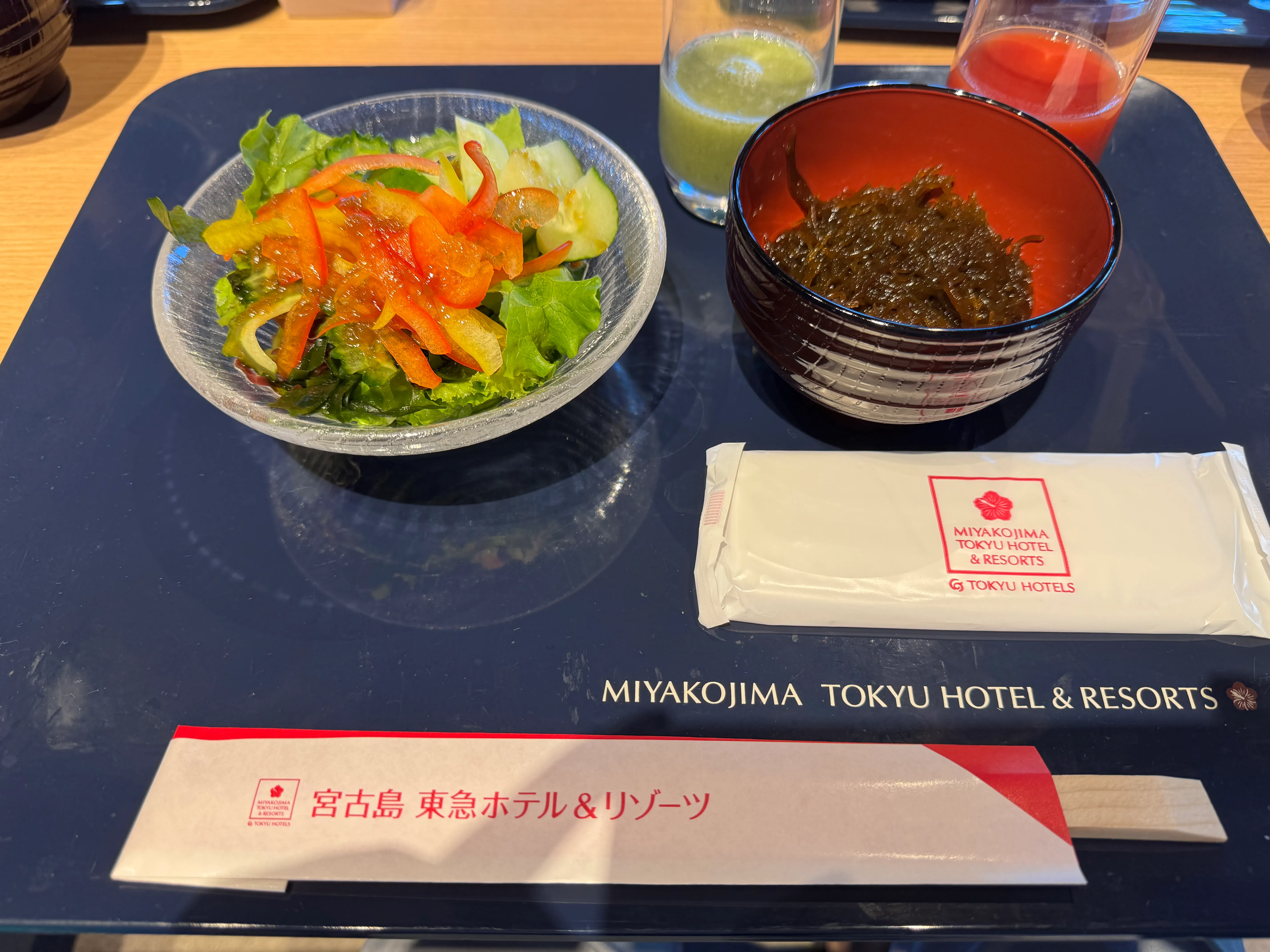 朝食ビュッフェのサラダともずく（ホテルロゴ入りプレース）