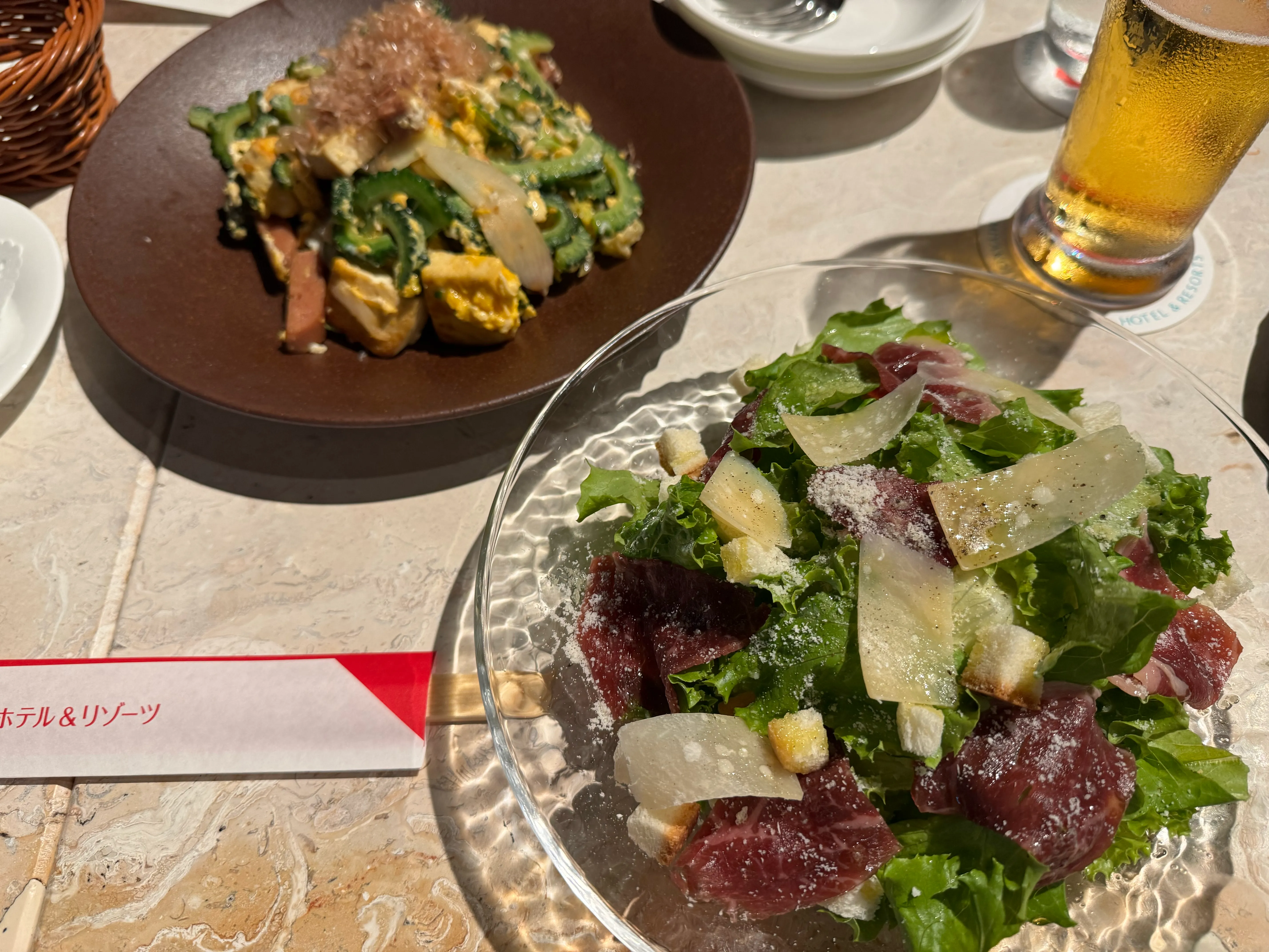 ホテルBARの夕食。ゴーヤー炒めとマグロのサラダ、ビール