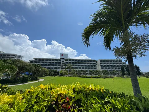 青空とヤシの木に囲まれた宮古島東急ホテル＆リゾーツの外観