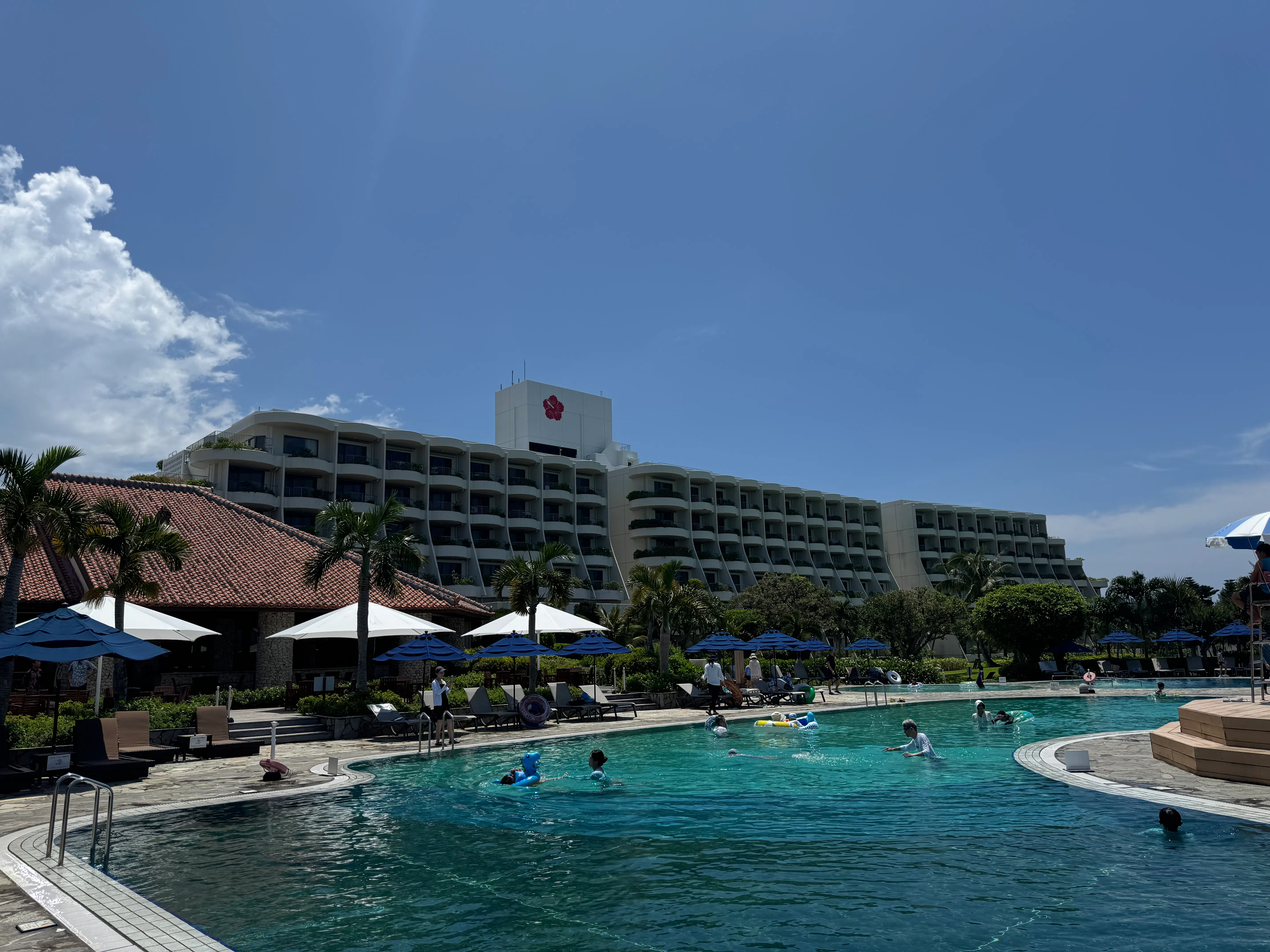 ホテルプールと建物全景