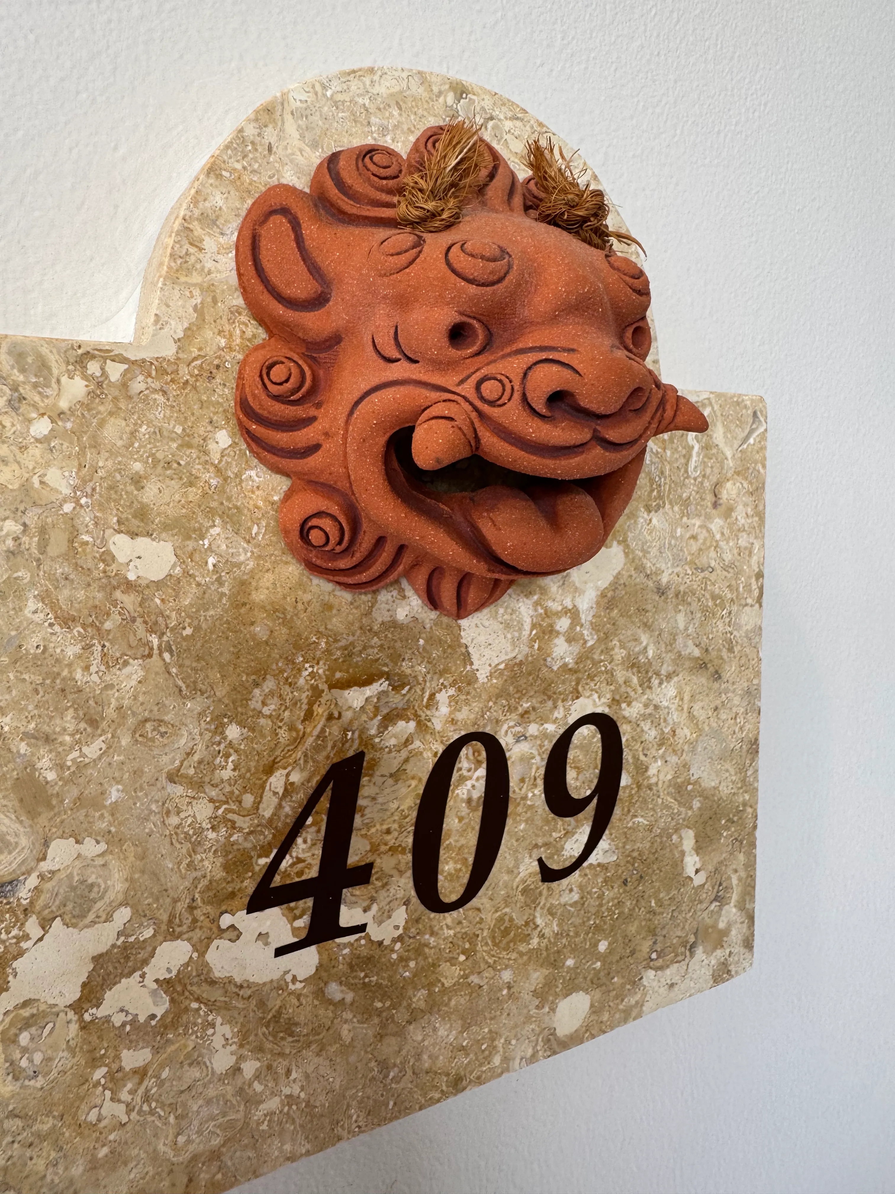 客室前のシーサー置物と部屋番号「409」