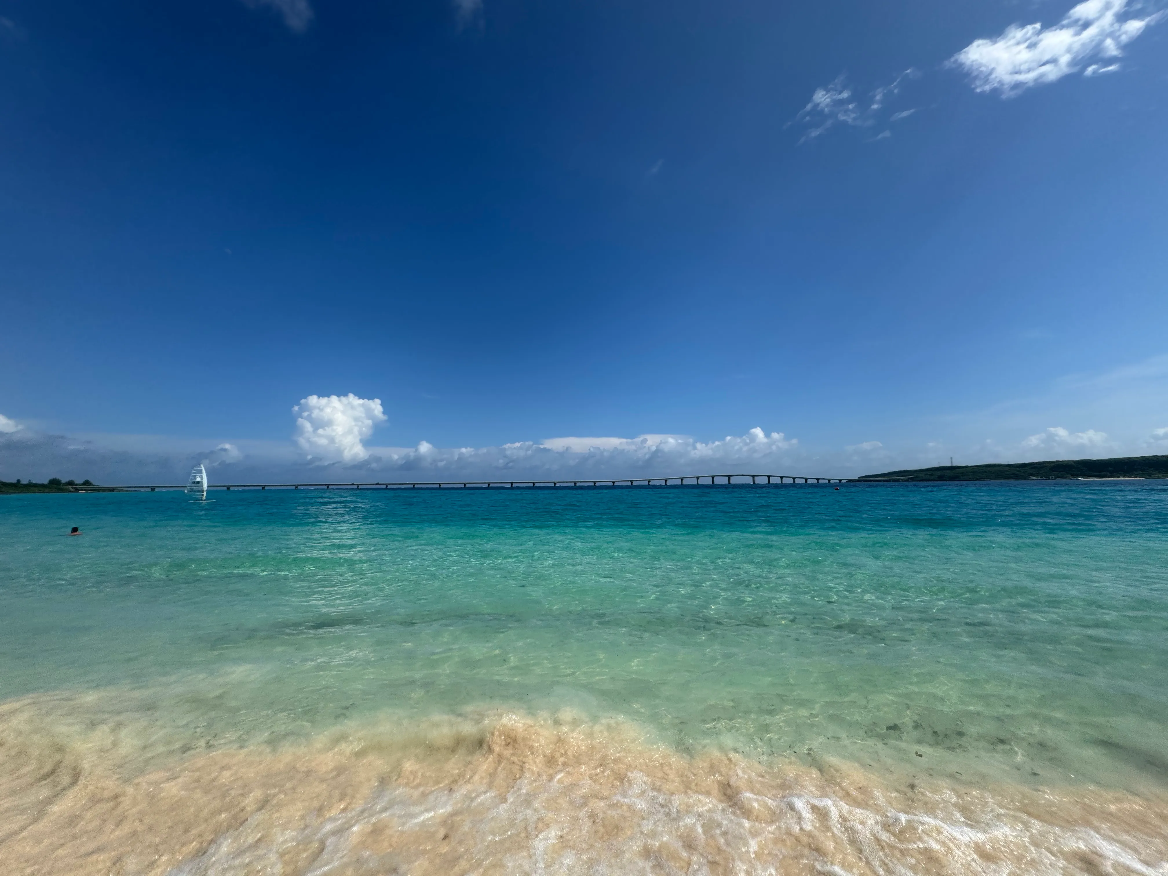 与那覇前浜のエメラルドグリーンの海・白砂・来間大橋